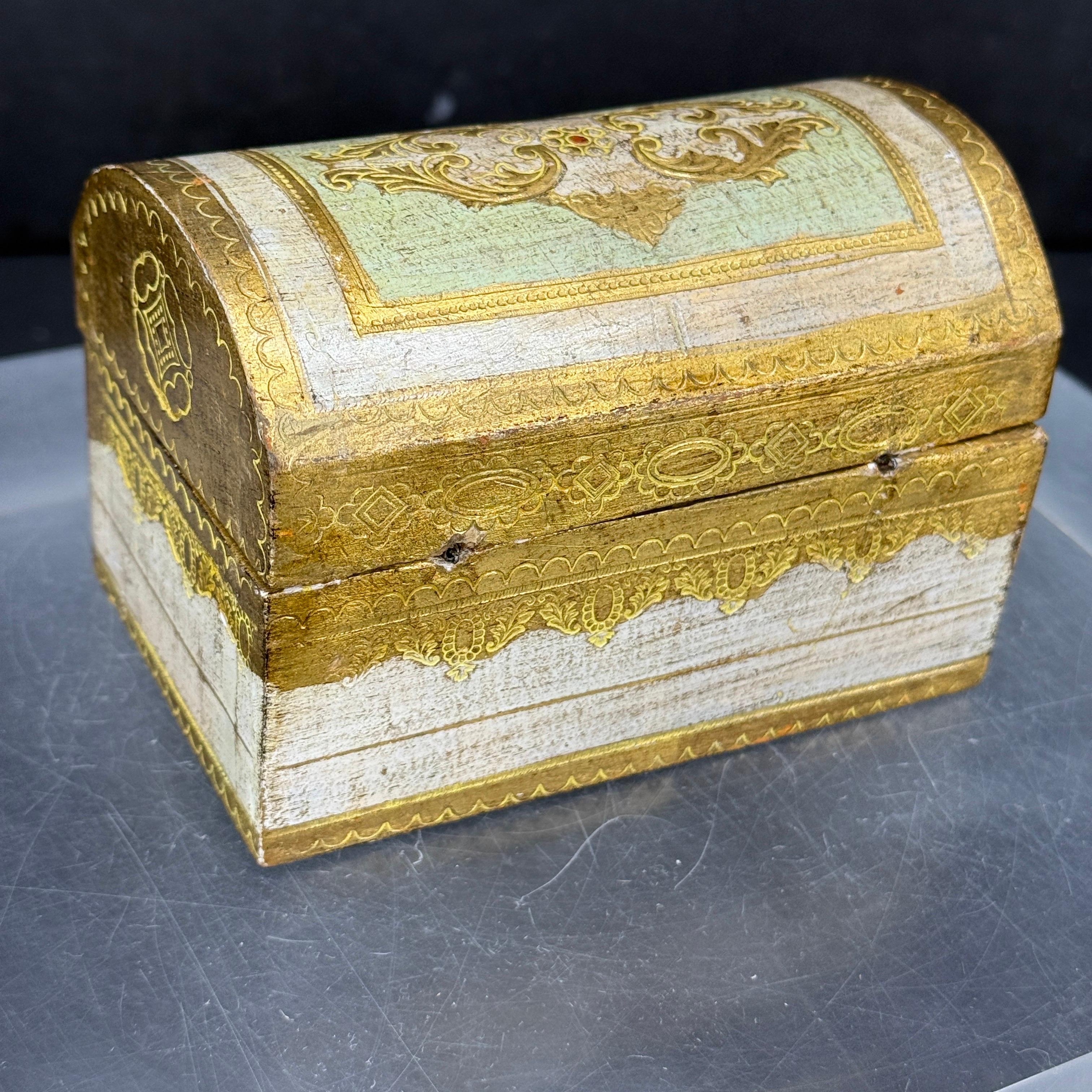 20th Century Italian Florentine Giltwood Painted Dome Shaped Box For Sale