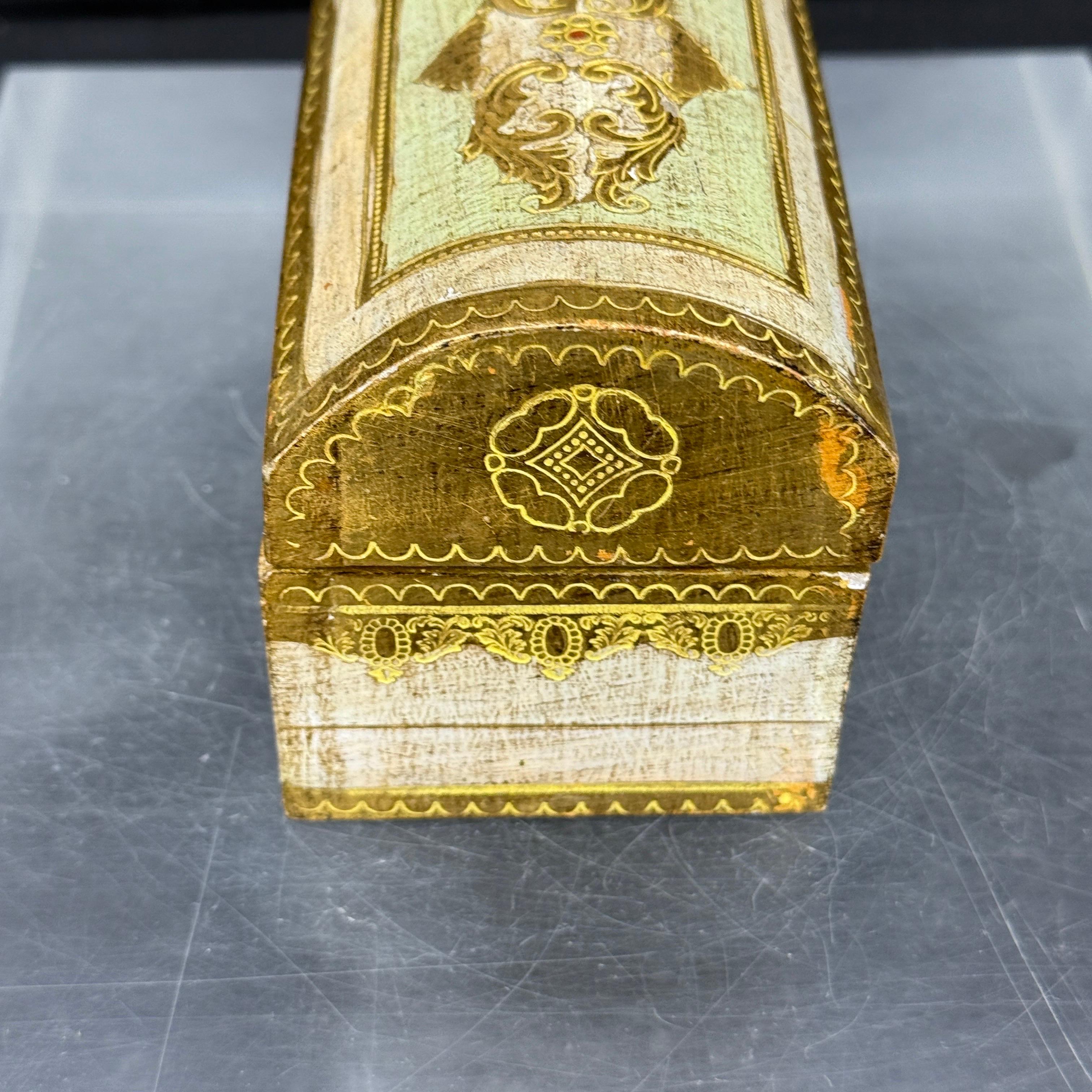 Italian Florentine Giltwood Painted Dome Shaped Box For Sale 1