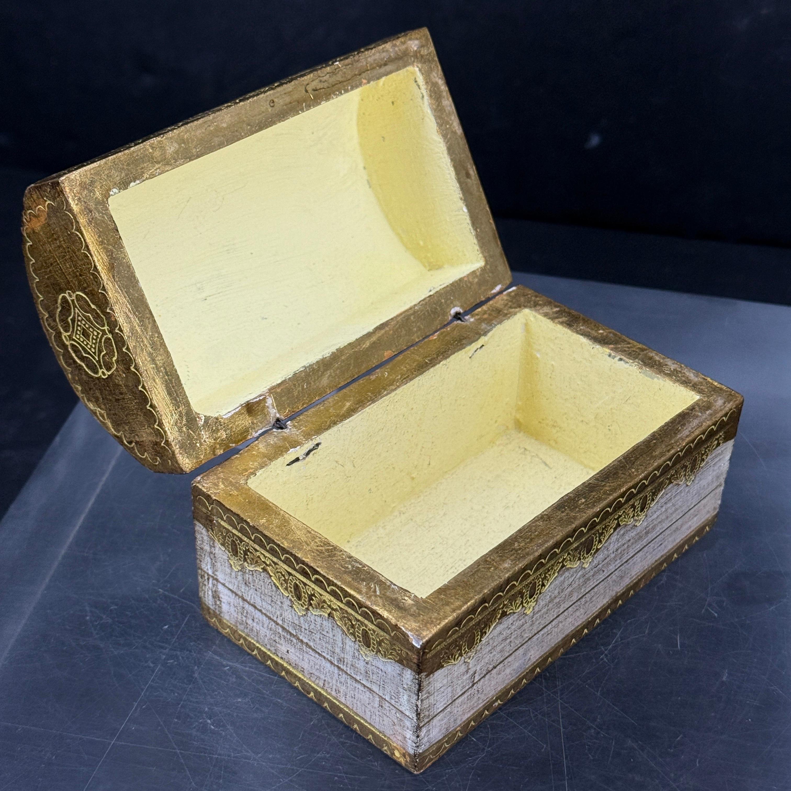 Italian Florentine Giltwood Painted Dome Shaped Box For Sale 2