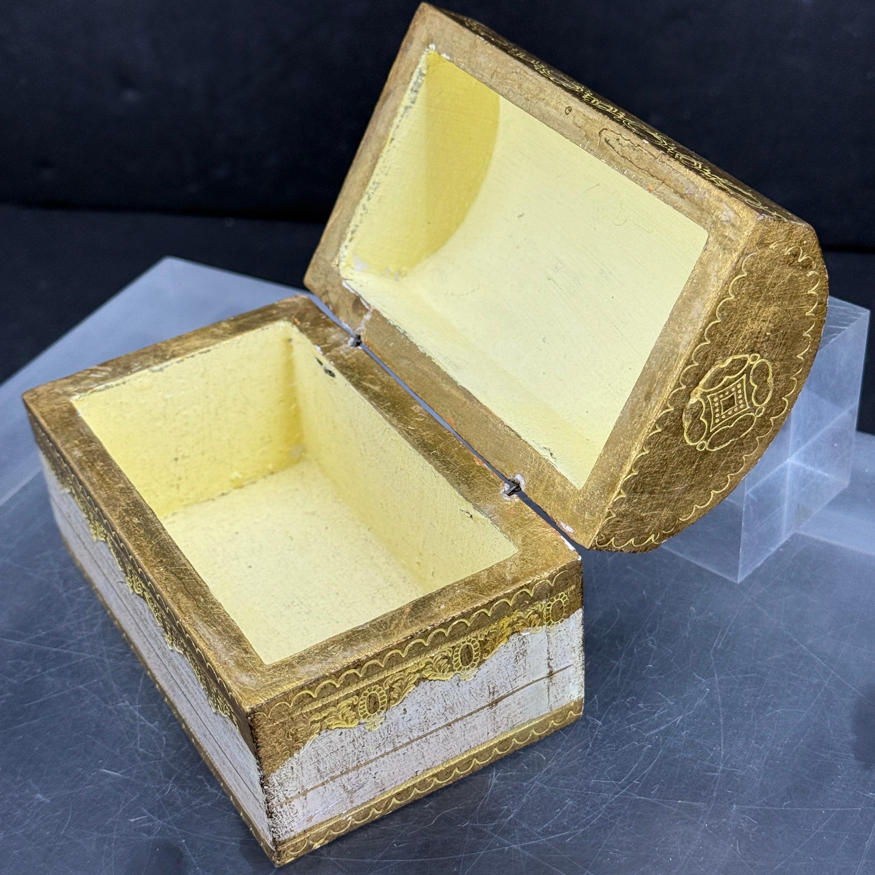 Italian Florentine Giltwood Painted Dome Shaped Box For Sale 3