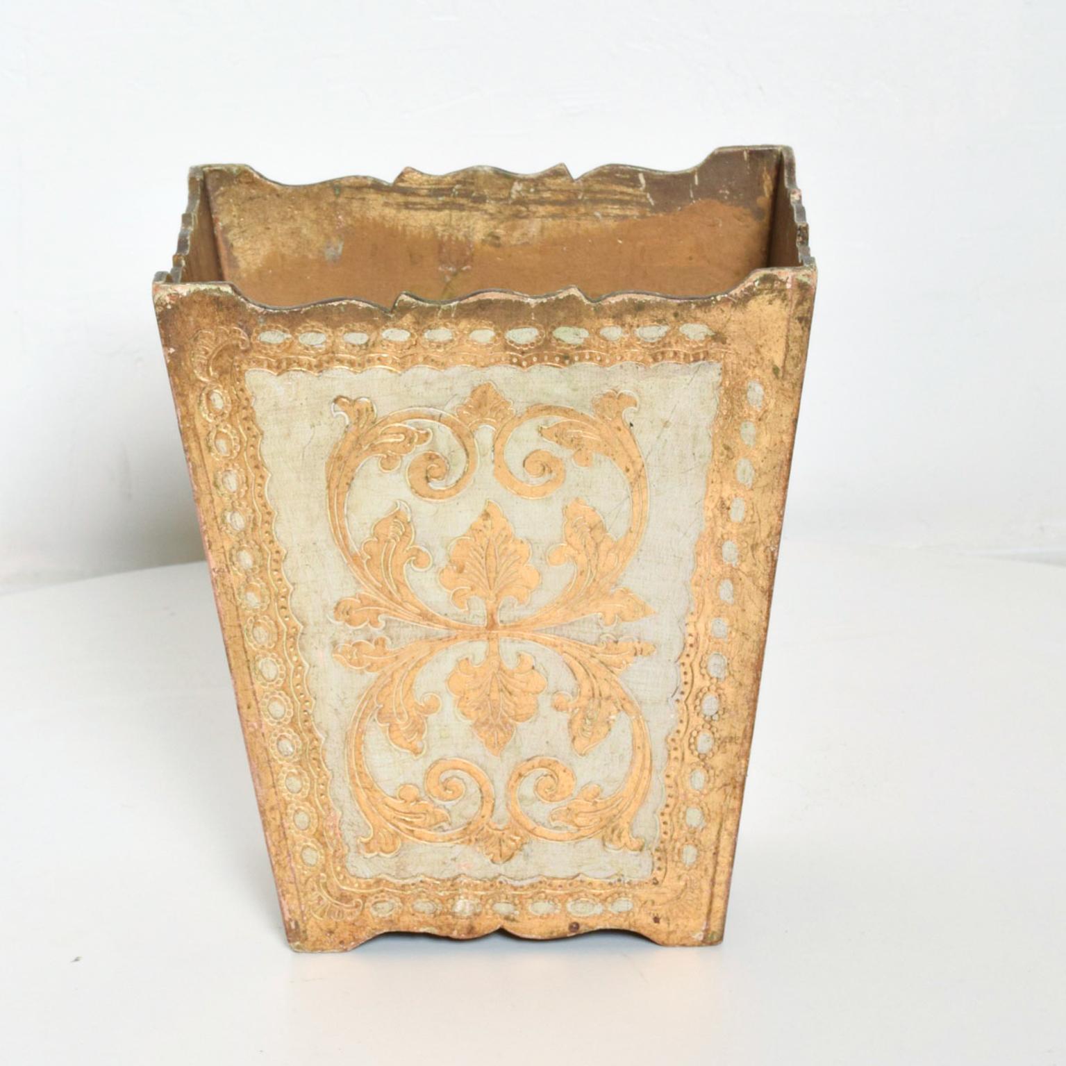 Italian Florentine Giltwood Trash Can Neoclassical Wastebasket, Italy, 1940s In Fair Condition In Chula Vista, CA