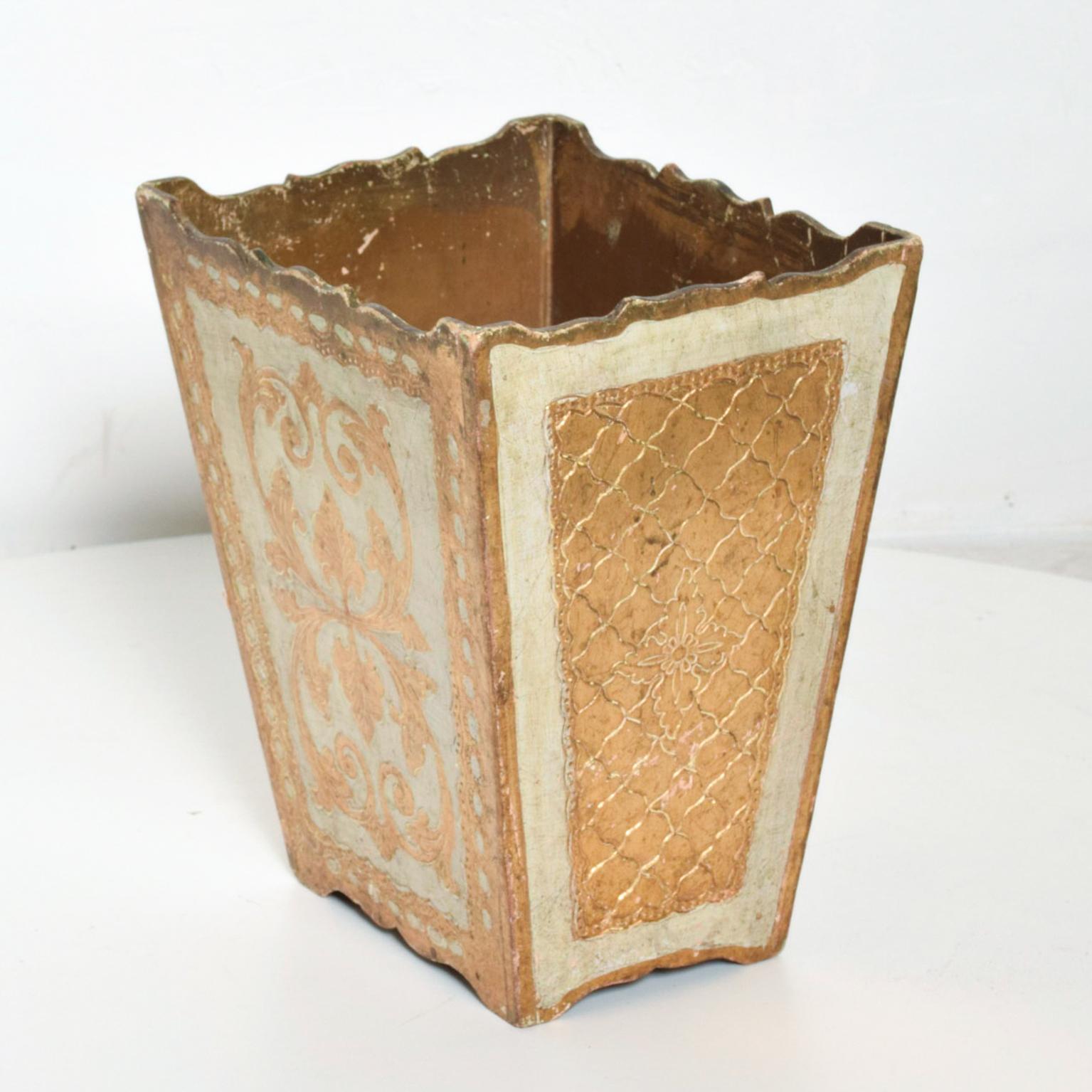 Italian Florentine Giltwood Trash Can Neoclassical Wastebasket, Italy, 1940s In Fair Condition In Chula Vista, CA