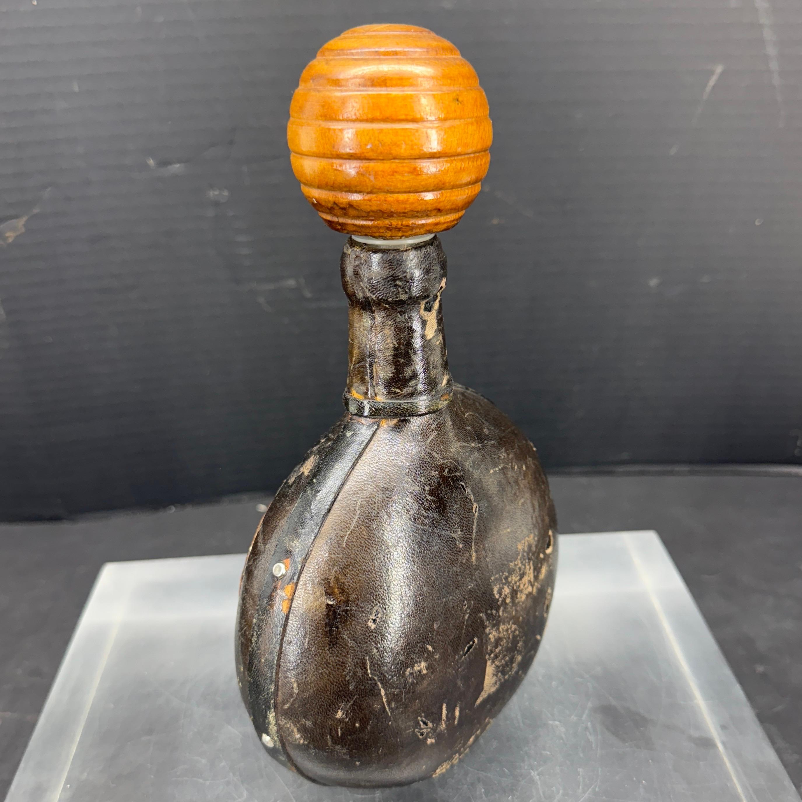 Mid-Century moderno Decanter per liquori in pelle di vetro italiano Florentine Mid-Century Modern in vendita