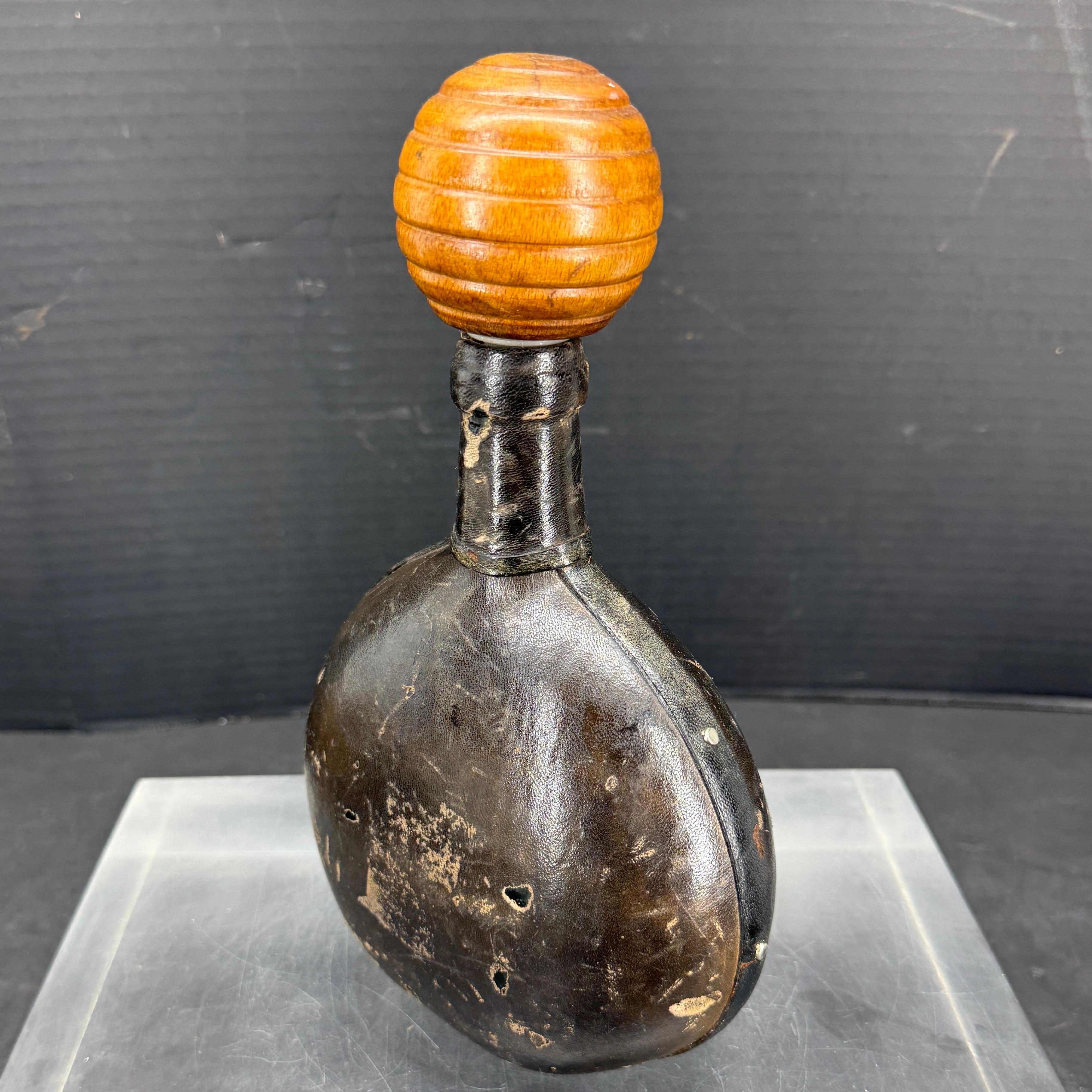 Italiano Decanter per liquori in pelle di vetro italiano Florentine Mid-Century Modern in vendita
