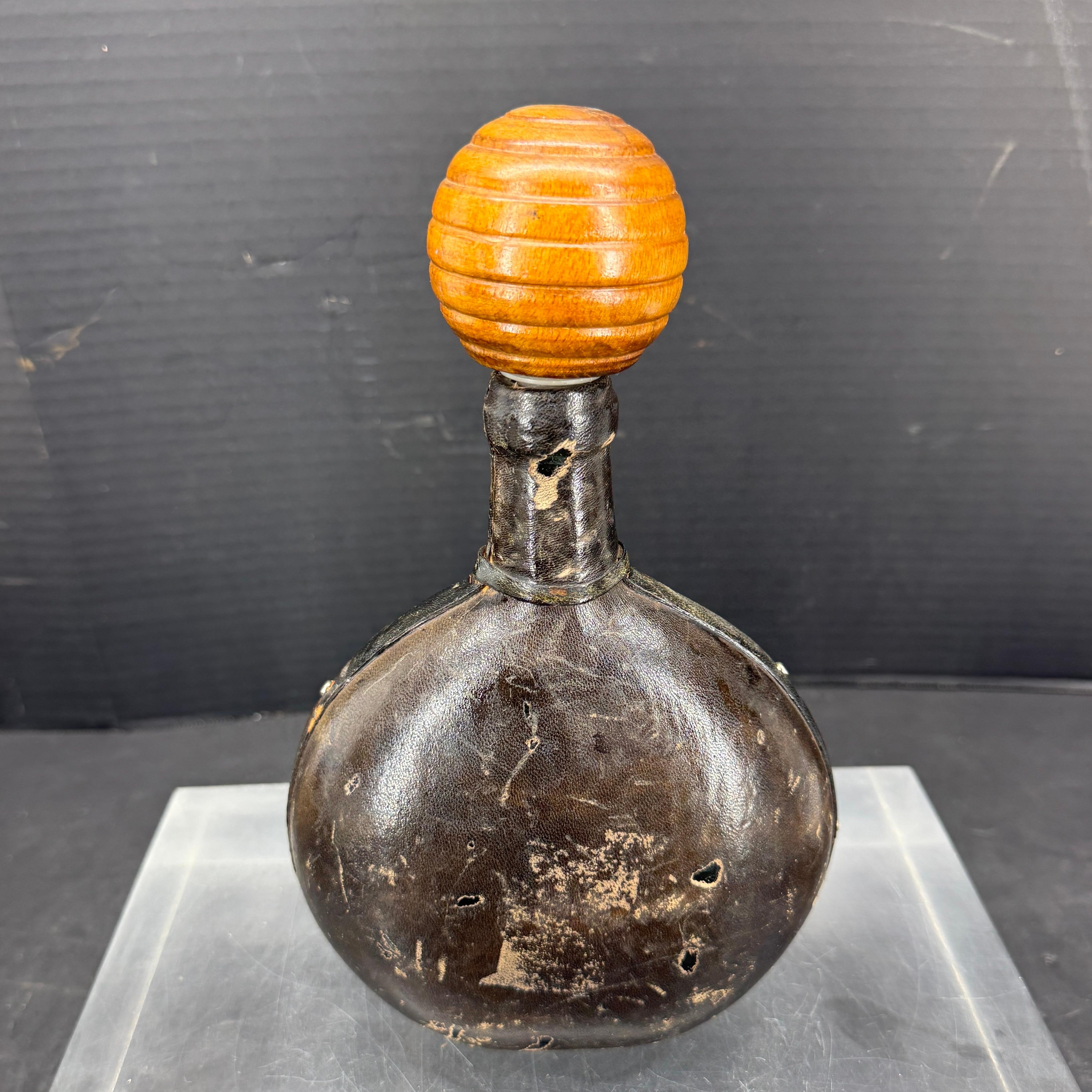 Fatto a mano Decanter per liquori in pelle di vetro italiano Florentine Mid-Century Modern in vendita