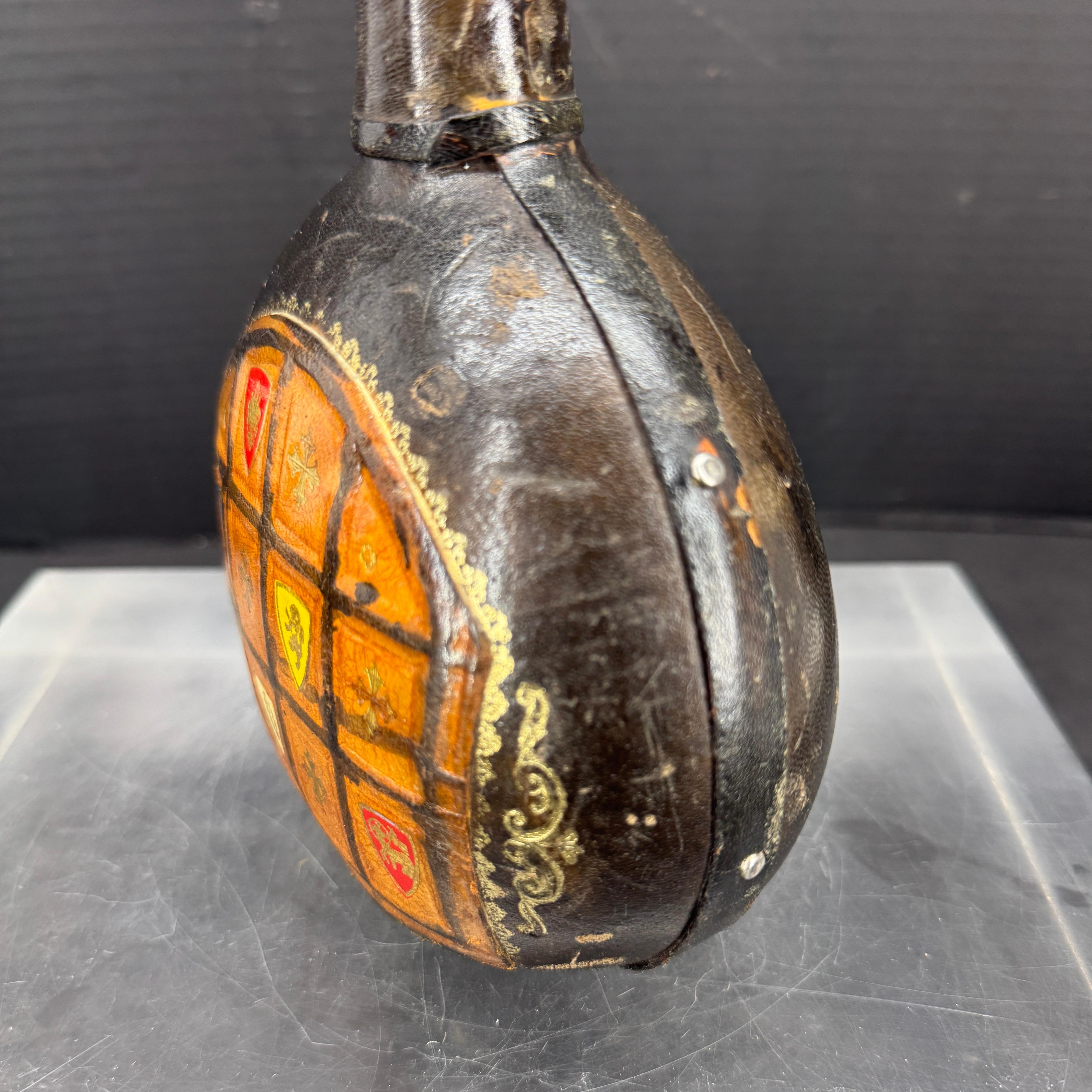 Decanter per liquori in pelle di vetro italiano Florentine Mid-Century Modern In condizioni buone in vendita a Haddonfield, NJ