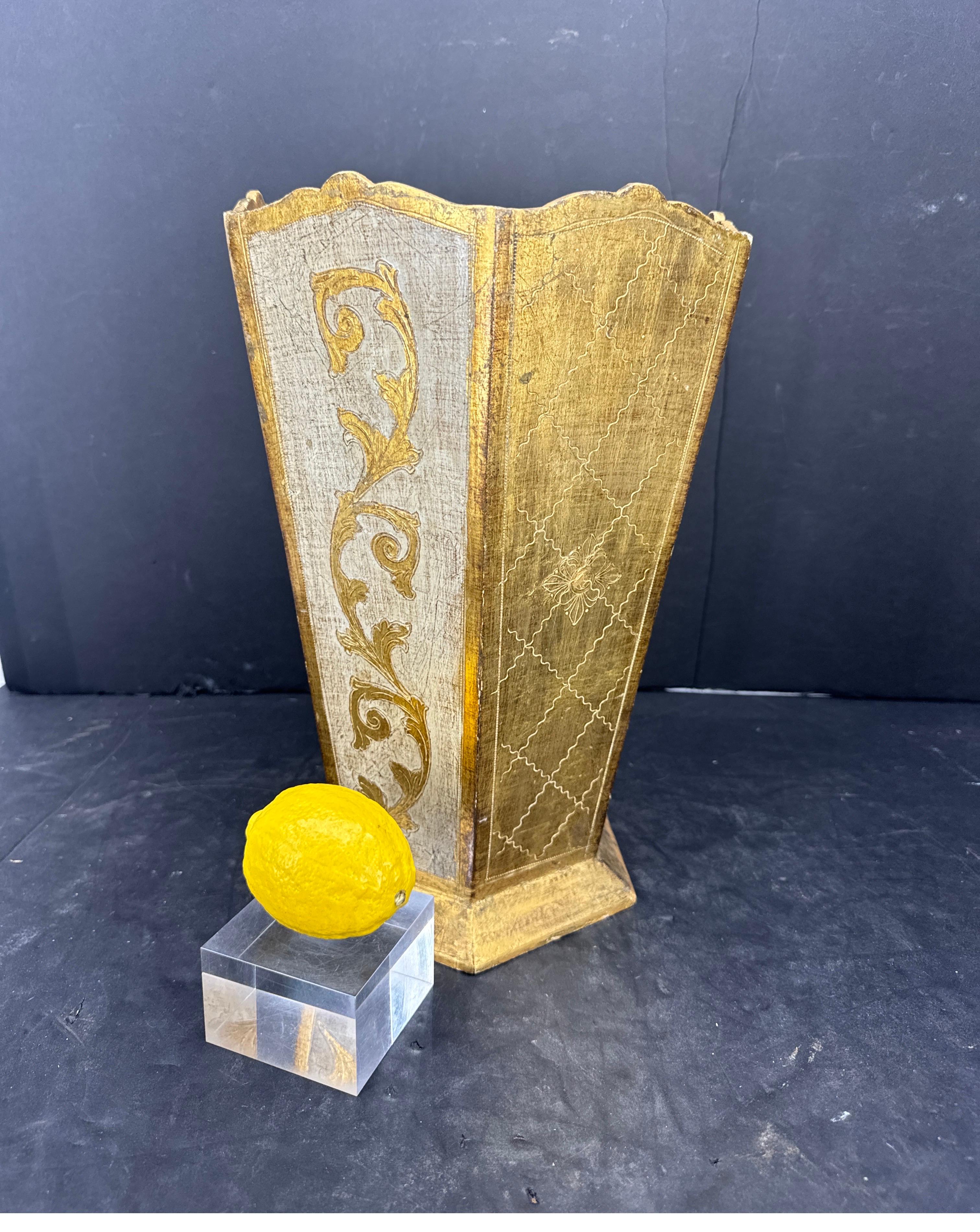 Encantadora papelera o cubo de basura alto y dorado. Perfecta para utilizarla de manera formal o informal en un cuarto de baño, tocador, tocador o despacho en casa. Verdaderamente una elegante pieza ornamentada vintage de mediados de siglo con una