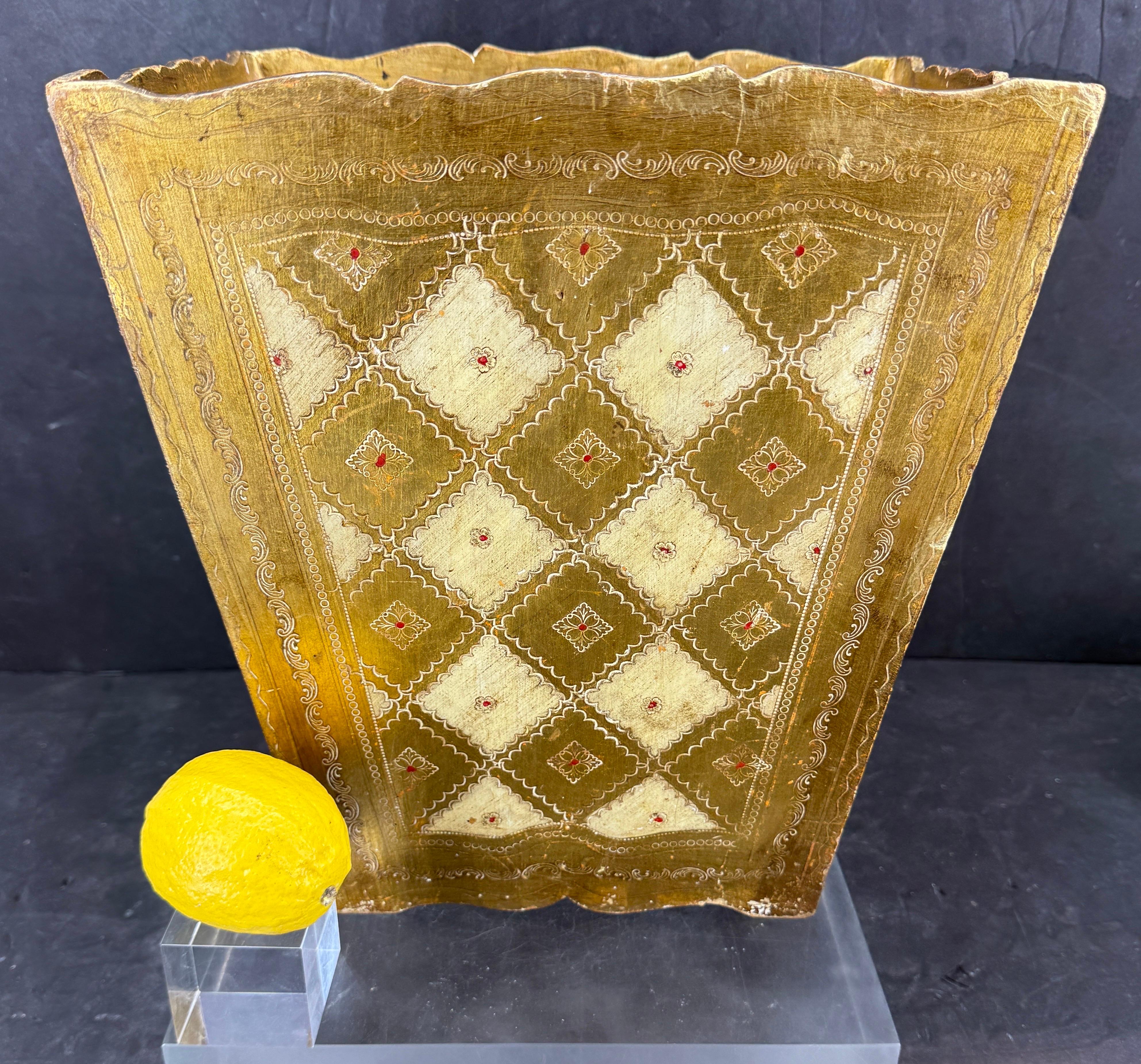 Incantevole cestino rettangolare alto e largo in oro dorato e crema con accenti rossi. Perfetto per essere utilizzato in modo formale o informale in un bagno, una toilette, uno spazio per la toilette o un ufficio. Un pezzo classico ed elegante della
