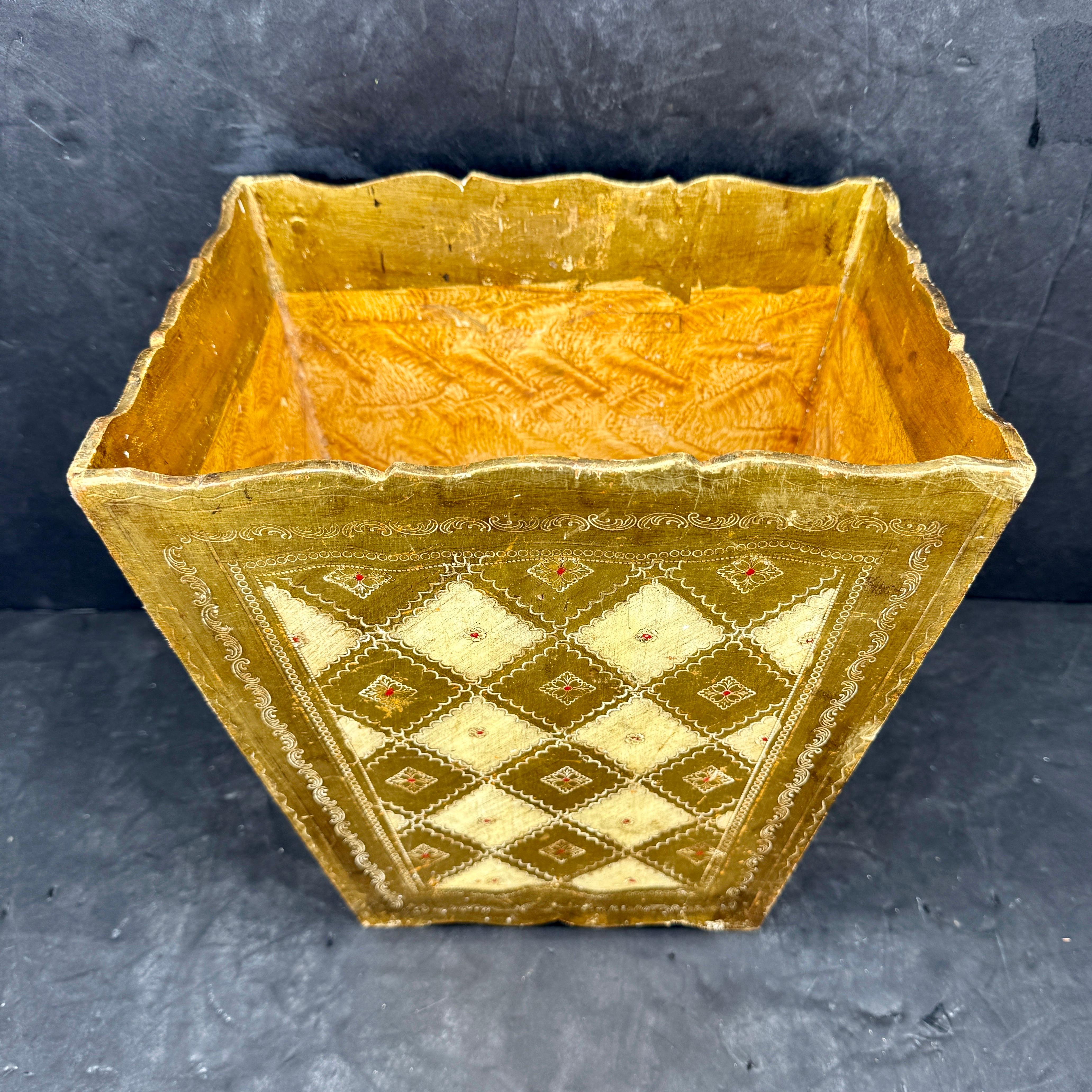 XX secolo Cestino per rifiuti in oro e crema Florentine, Mid-Century Modern in vendita