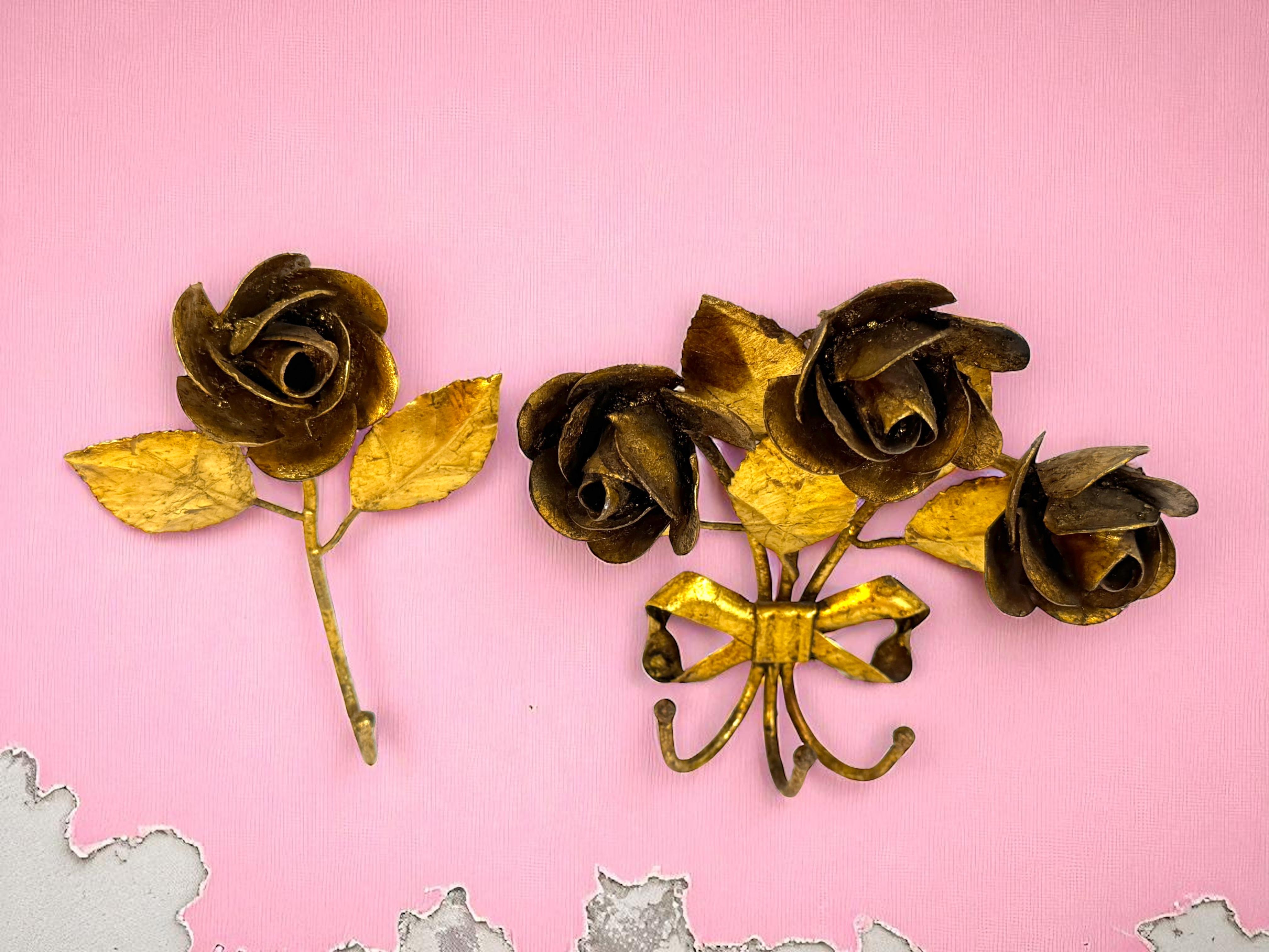 Set di appendiabiti a rosa in metallo dorato Florentine, anni '50 2