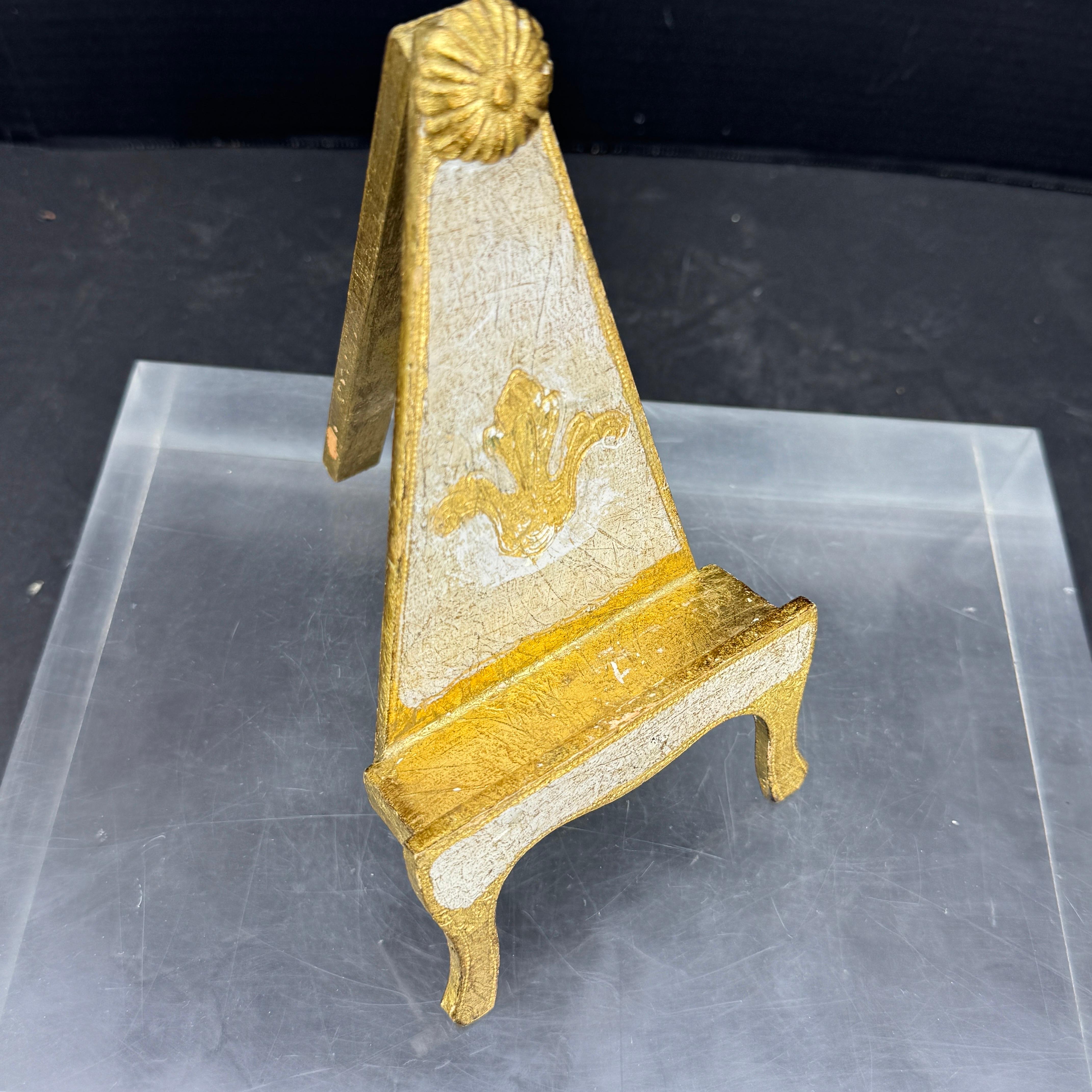Chevalet de table pliant en or sculpté Florentine Vintage. Charmant et unique chevalet en bois d'Italie. Cette pièce dorée ferait un merveilleux présentoir sur une table d'appoint pour vos œuvres d'art préférées, y compris une petite peinture à