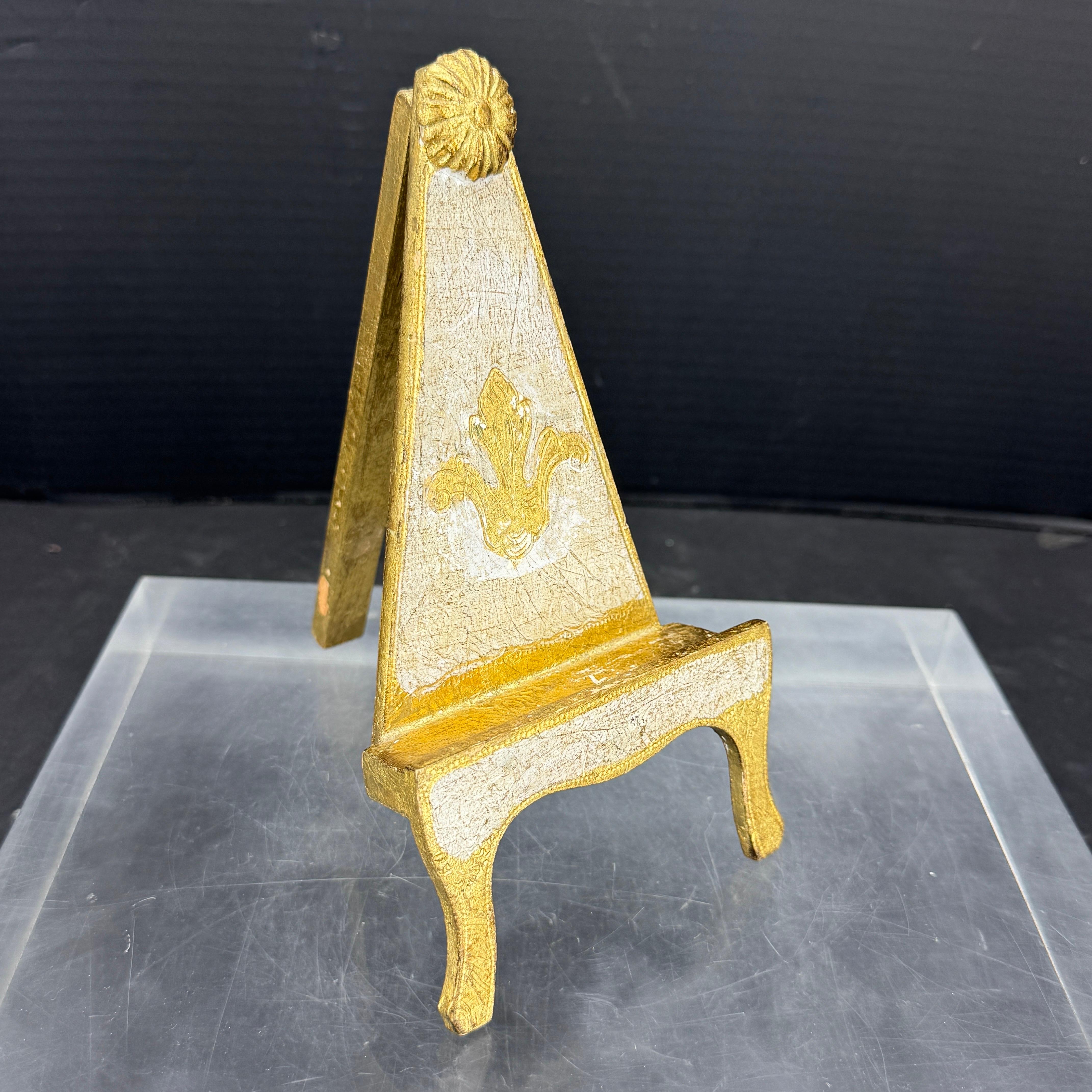 Sculpté à la main Table chevalet italienne en bois doré Florentine Modernity en vente