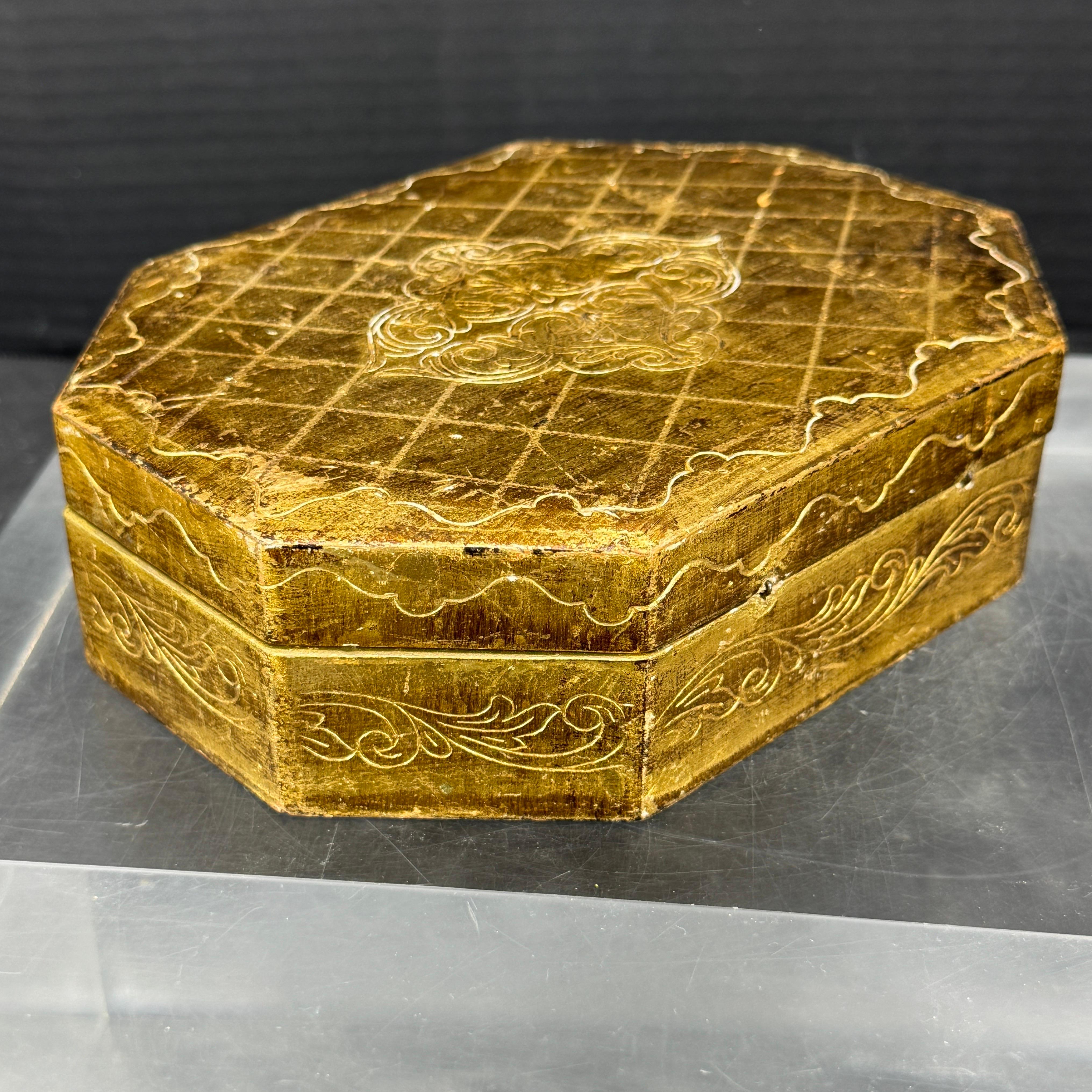 Joyero Florentino Italiano de Madera Dorada con Oro en venta 4