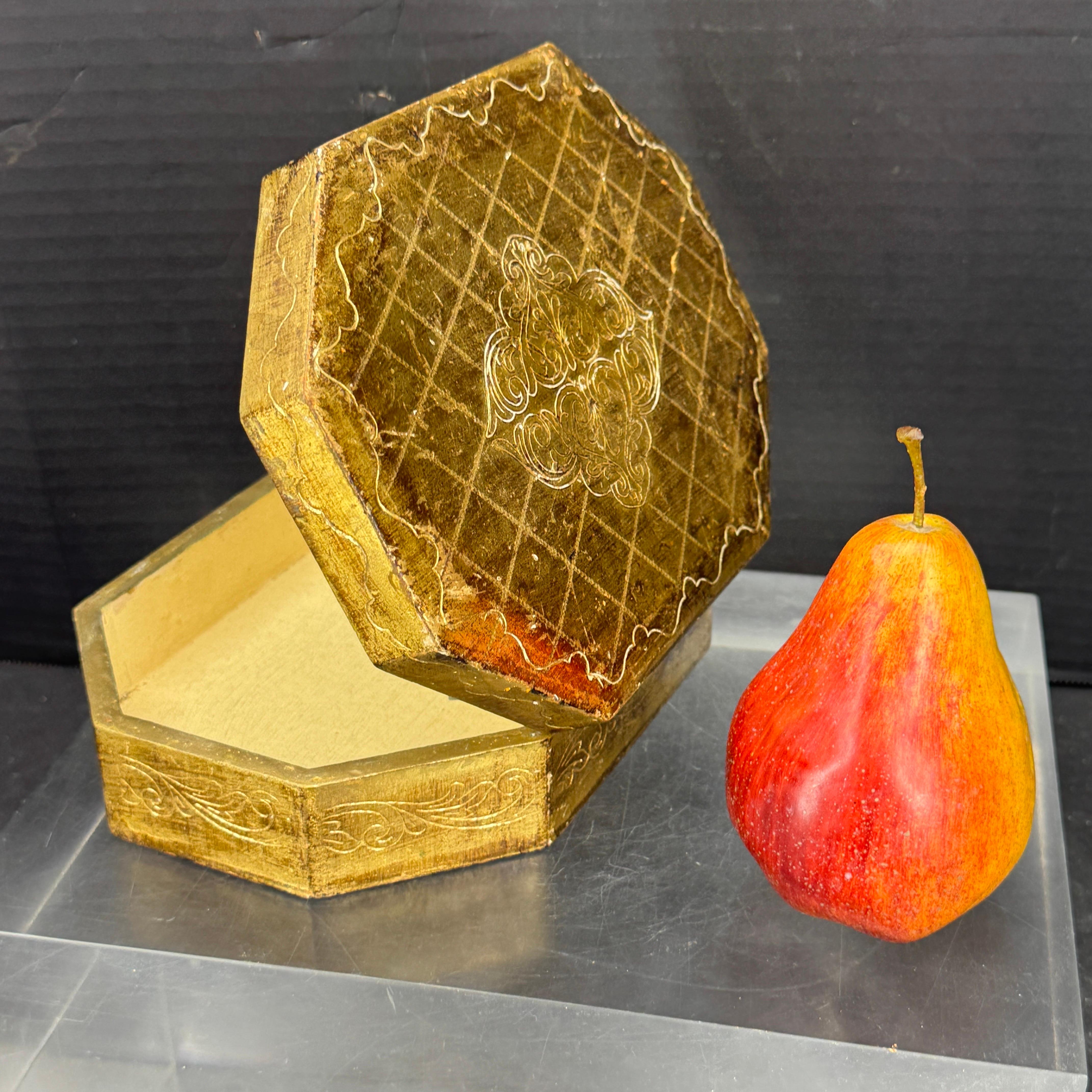 Encantadora caja artesanal florentina italiana de mediados de siglo. Esta caja de madera dorada puede utilizarse para guardar tus joyas favoritas, así como una pieza independiente en una mesita auxiliar a modo de decoración. Gran pieza para añadir a
