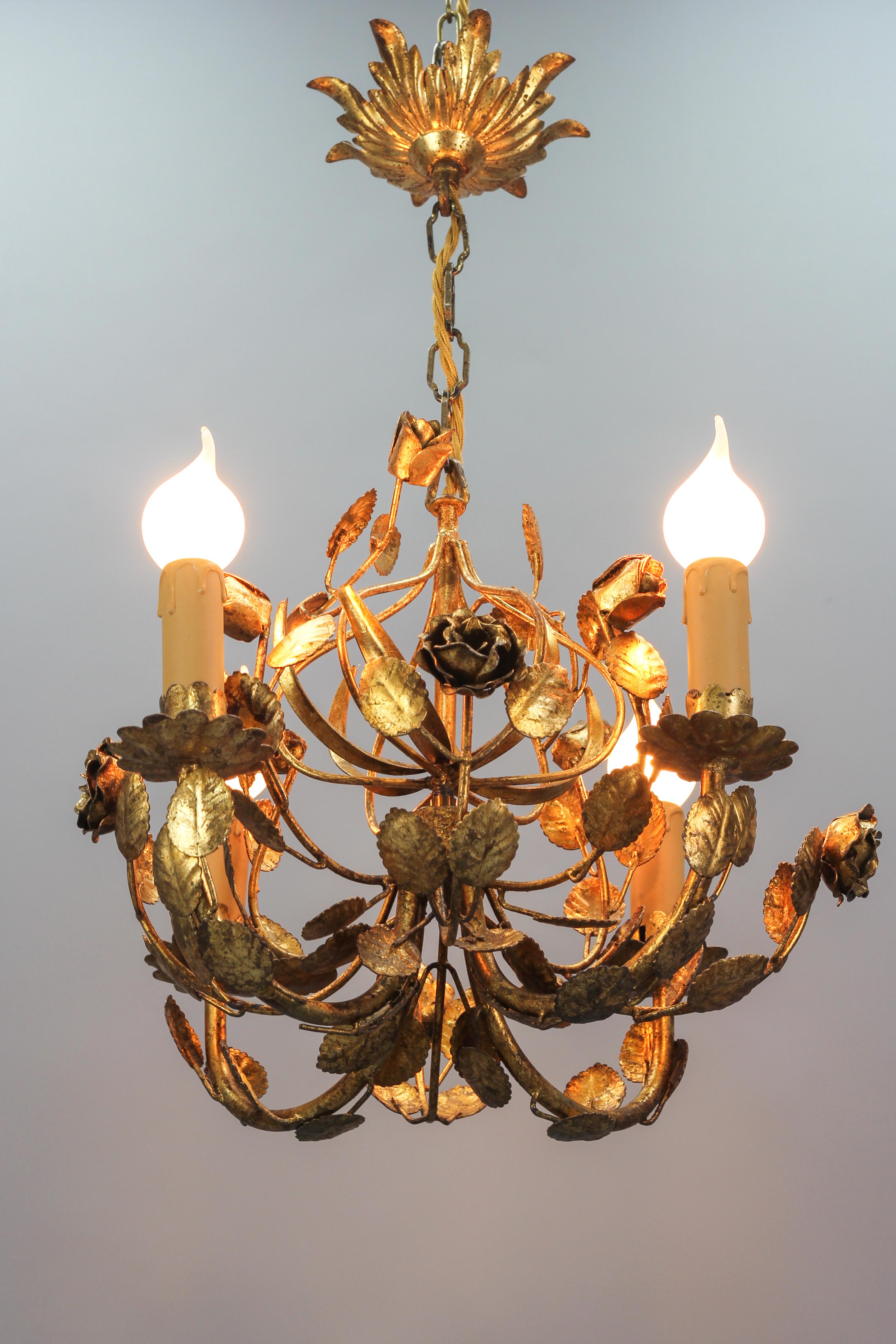 Italian Hollywood Regency Style Gilt Metal Four-Light Floral Chandelier In Good Condition For Sale In Barntrup, DE