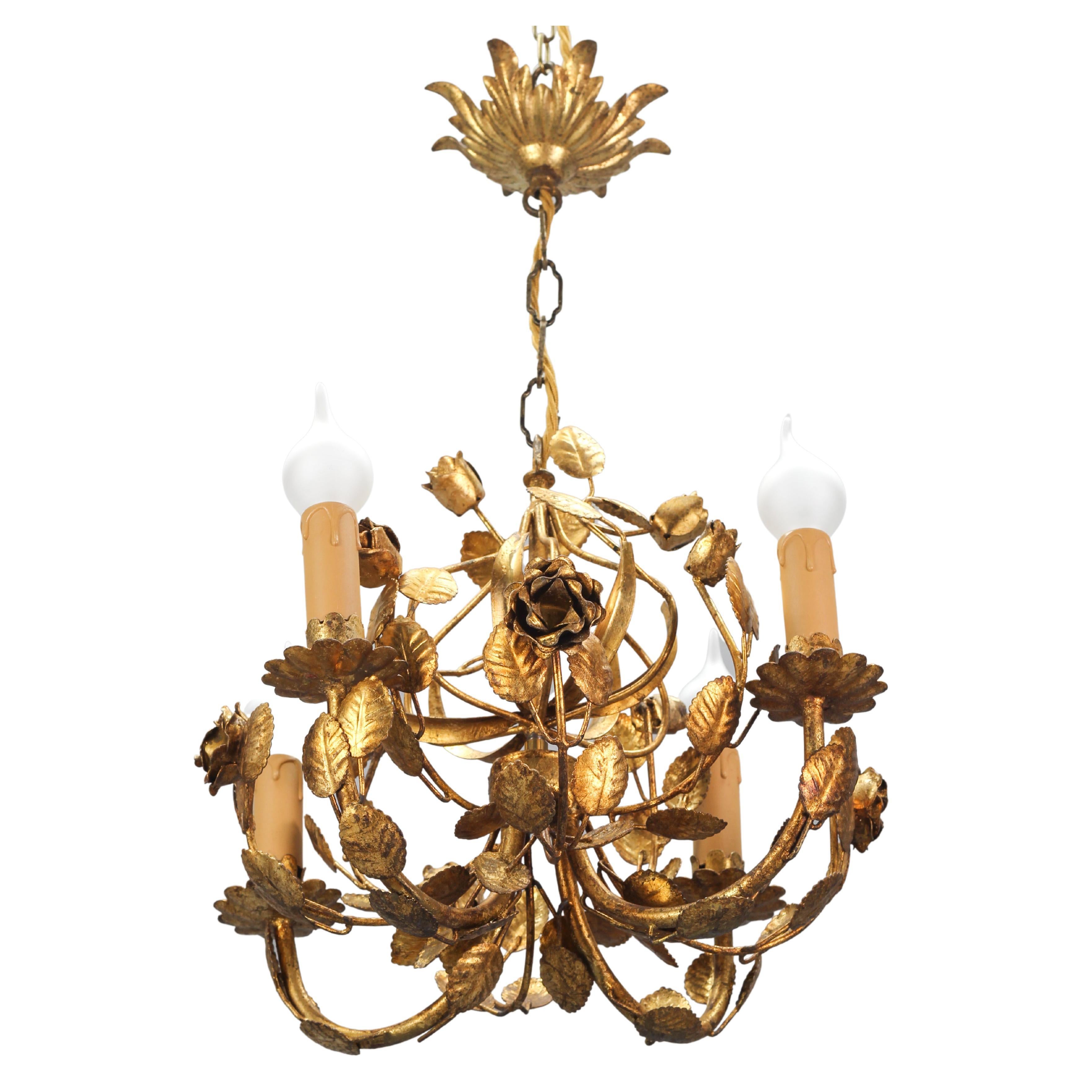 Lustre à quatre lumières à fleurs en métal doré de style Hollywood Regency italien