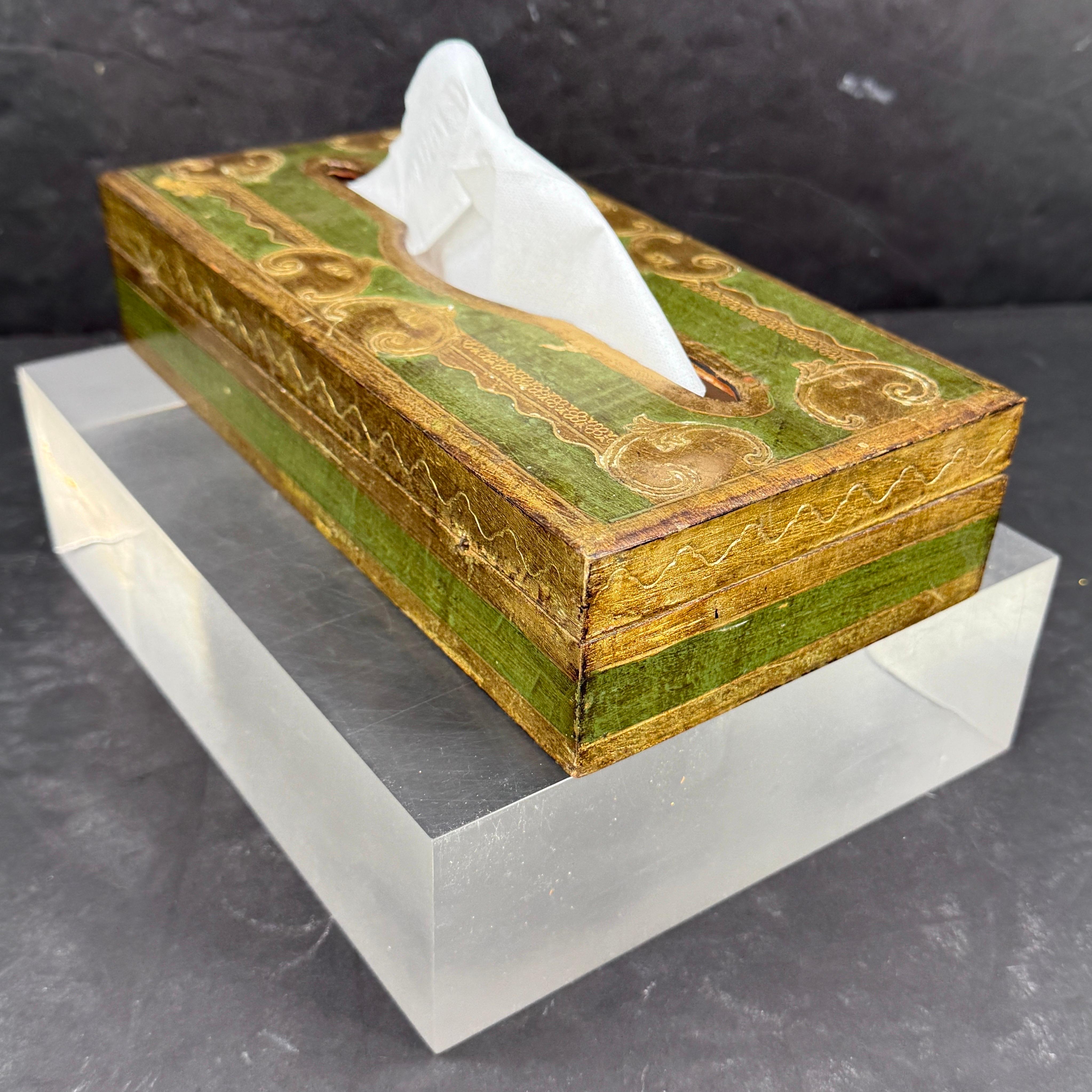Charmante boîte italienne Florentine du milieu du siècle, fabriquée à la main. Cette boîte en bois doré peint en vert peut être utilisée pour contenir élégamment des mouchoirs, mais aussi pour ranger vos bijoux préférés sur un meuble de toilette.