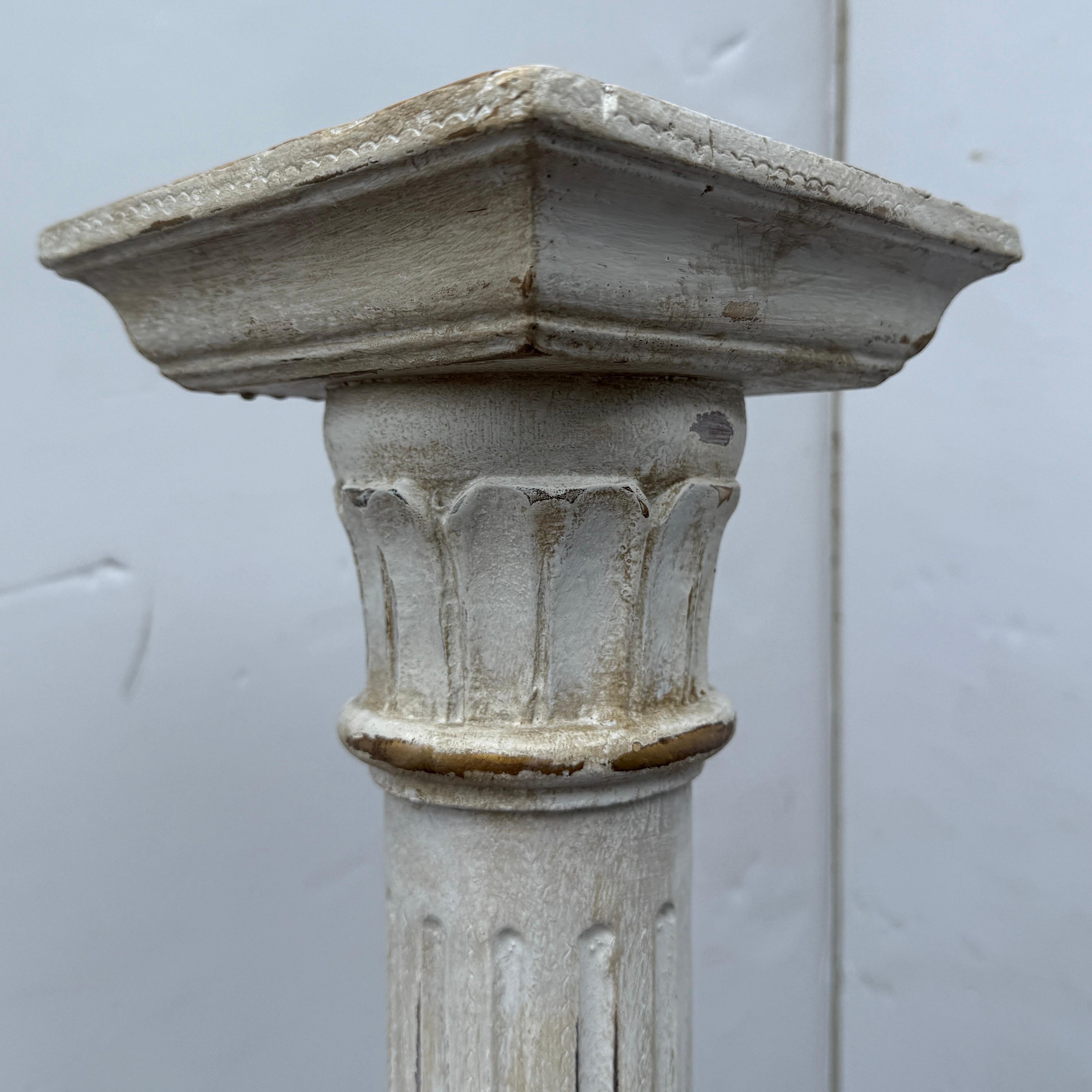 Piédestal d'époque peint en neutre Florentine, circa 1950-60's Italie. Florentine classique et polyvalente  se tiennent. Can peut être une pièce d'apparat autonome ou servir de support à une plante dans un cadre domestique formel ou informel. 