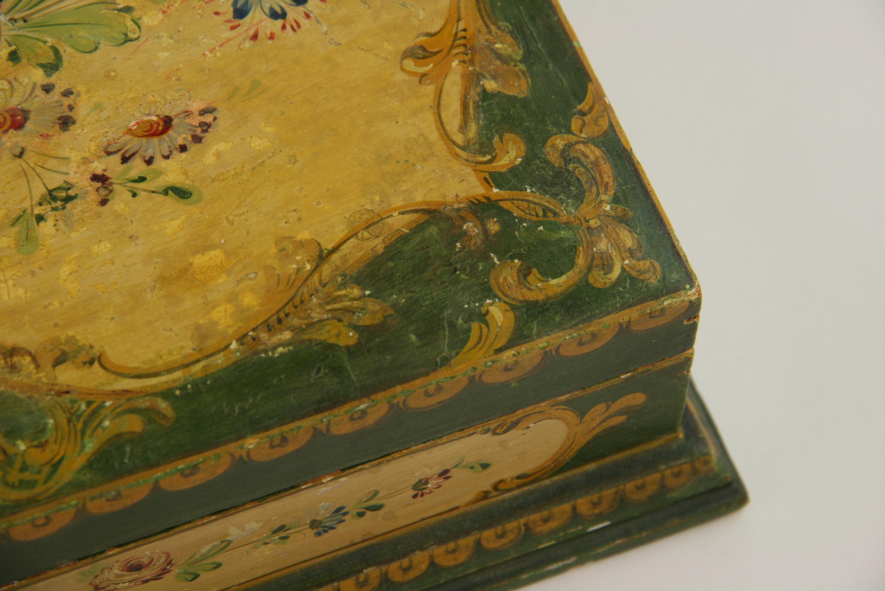 Italian Florentine Hand Painted Box, circa 1920s In Good Condition In Douglas Manor, NY