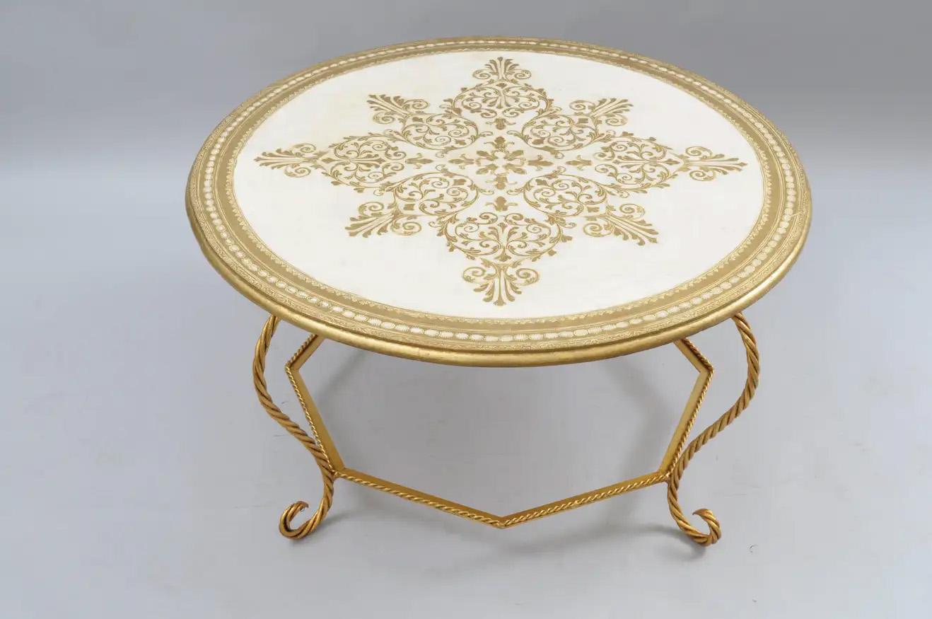 Italian Florentine Hollywood Regency Gold Wood & Iron Rope Round Coffee Table In Good Condition For Sale In Philadelphia, PA
