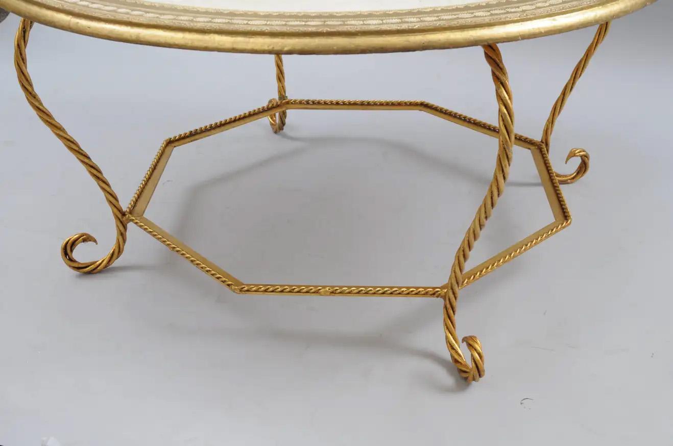 Table basse ronde italienne florentine Hollywood Regency en bois doré et corde de fer en vente 1