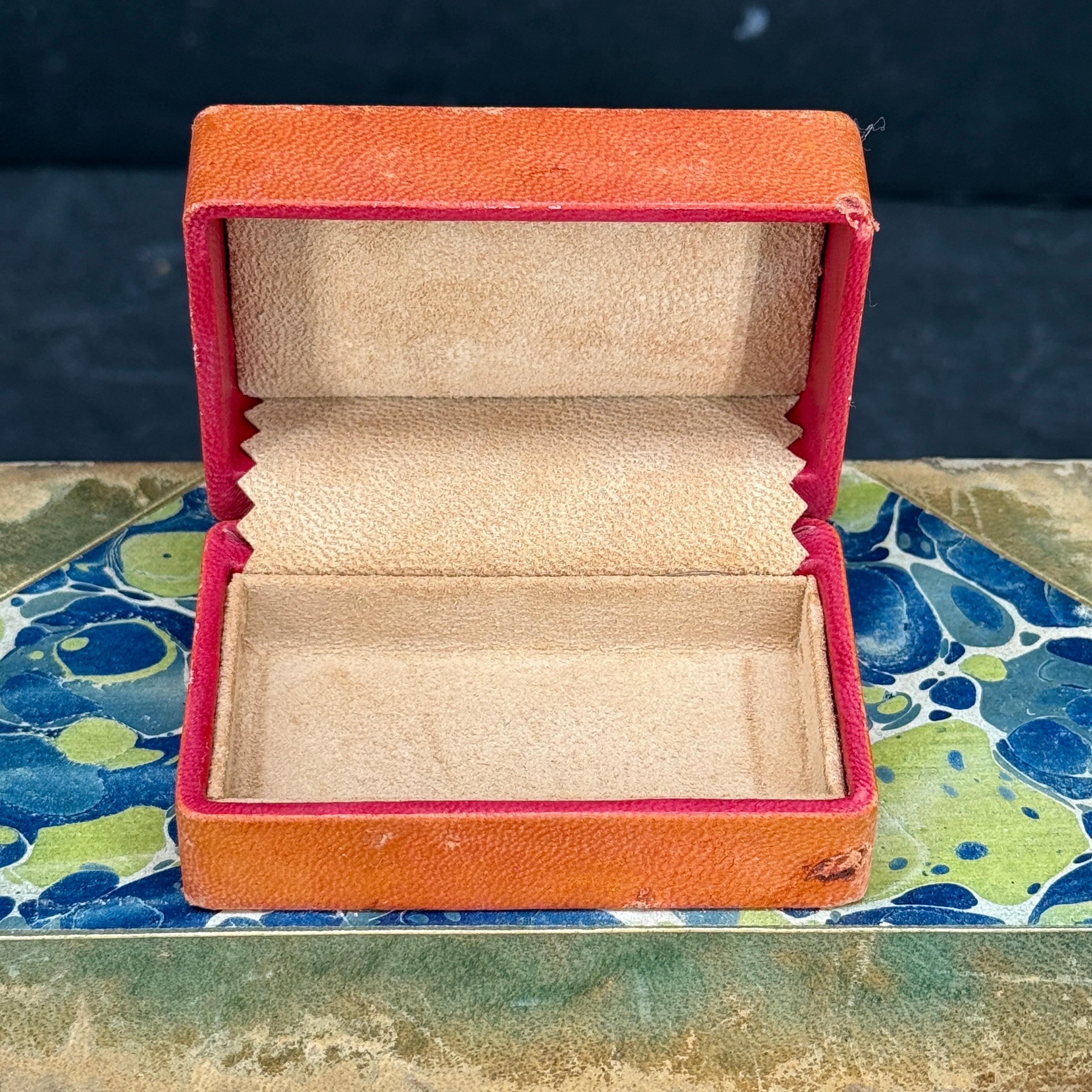 Italienische Florentine Mid-Century Lederbox mit Insignien-Emblem im Angebot 4