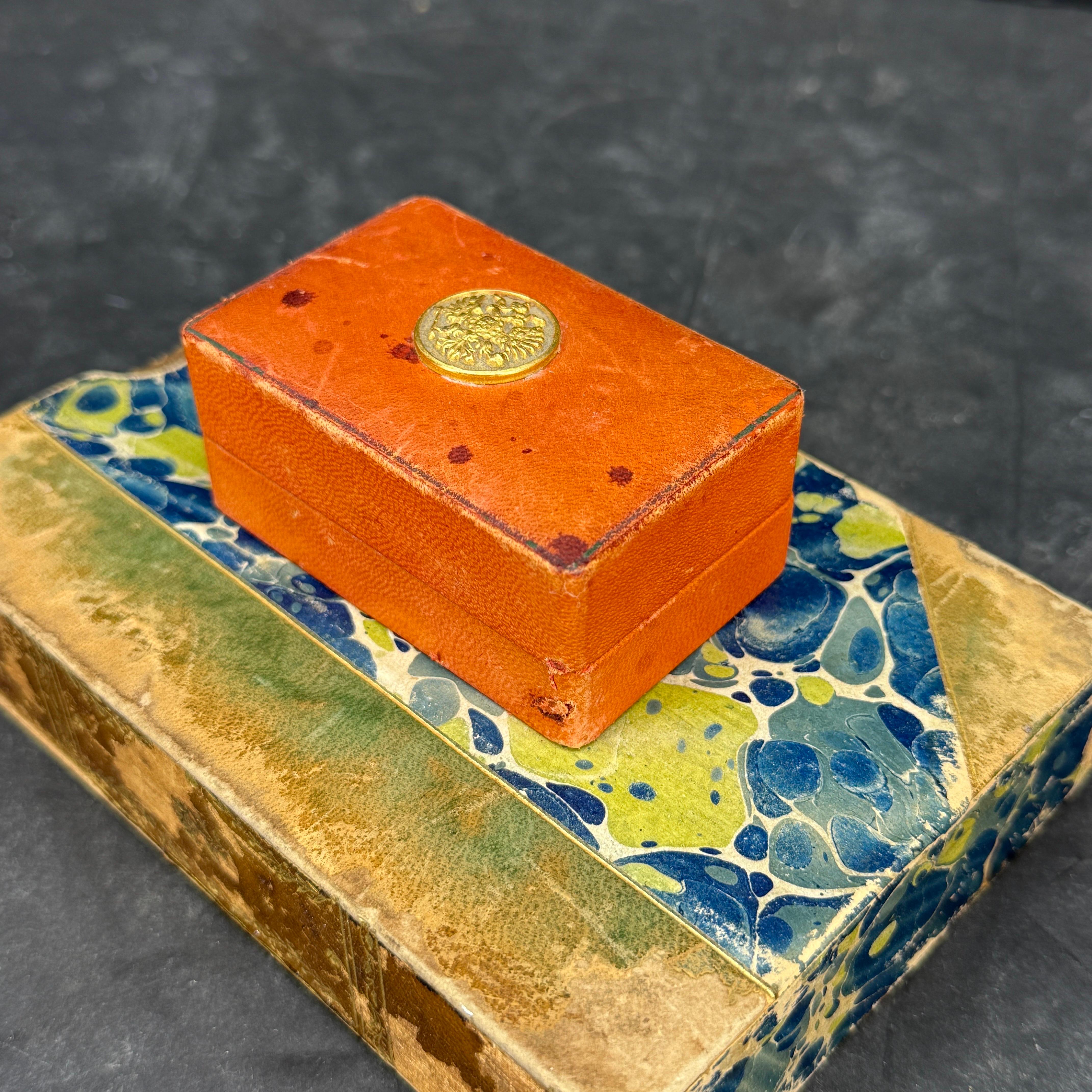 Italienische Florentine Mid-Century Lederbox mit Insignien-Emblem im Zustand „Gut“ im Angebot in Haddonfield, NJ