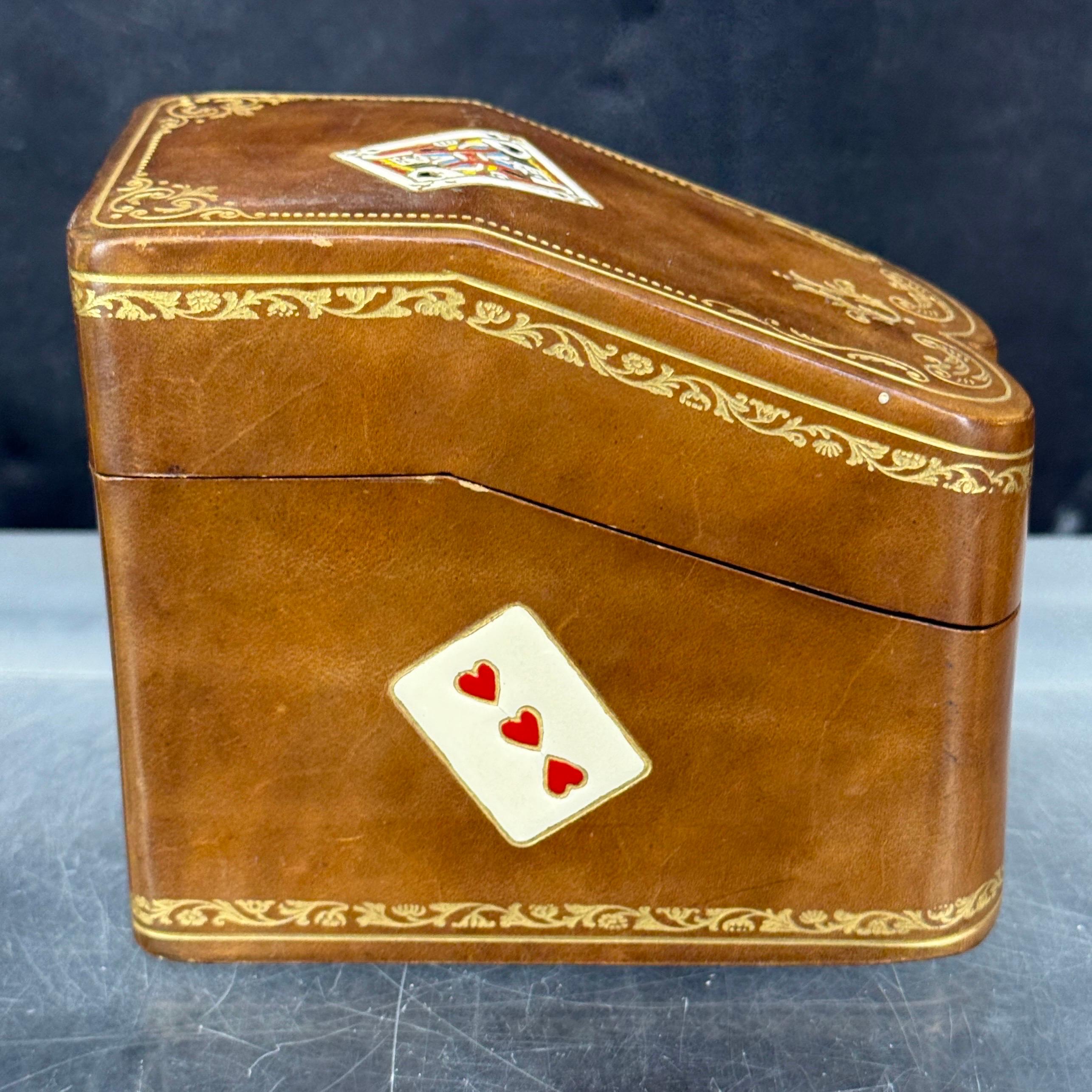 Scatola artigianale italiana di metà secolo in pelle e oro goffrato e decorata con carte da gioco all'esterno. La scatola in due pezzi può essere utilizzata per conservare due mazzi di carte o piccoli gingilli. Timbro Rumpp Italia sul fondo della
