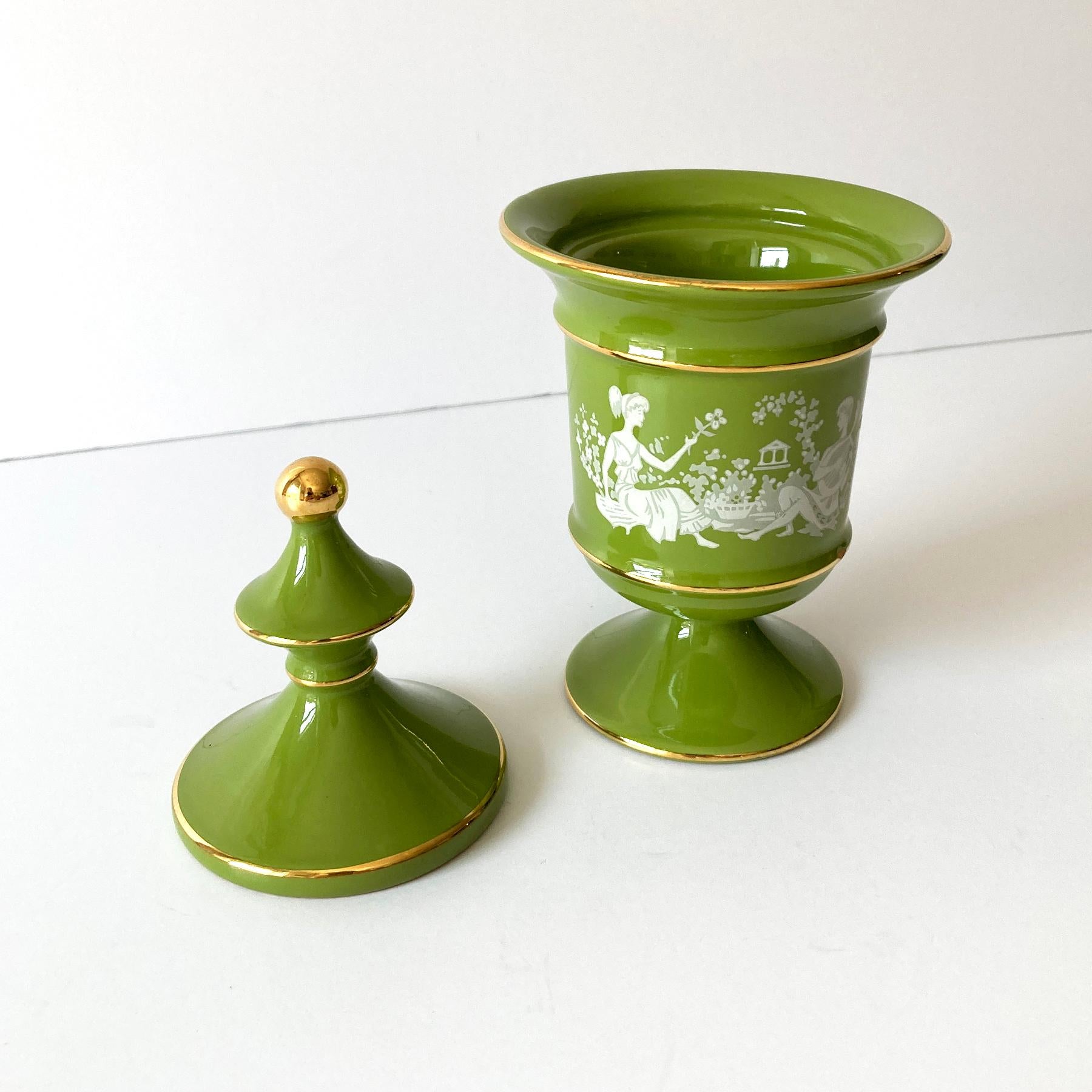 Urna Florentina Italiana de Jarrón Redondo con Tapa, Verde Musgo y Dorado, Años 60 en Bueno estado para la venta en New York, NY