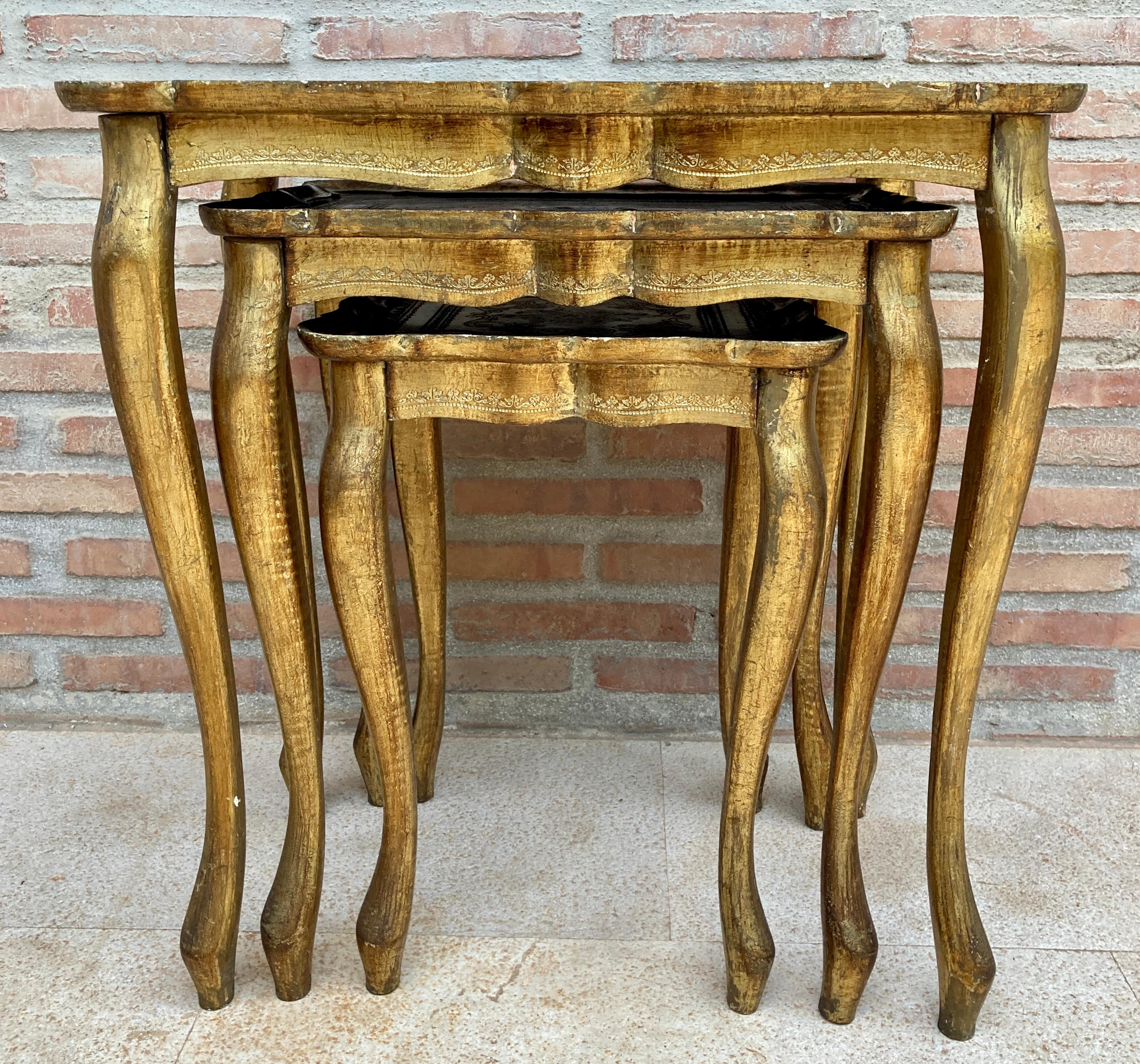Italian Florentine Neoclassical Nesting Tables in Giltwood, 1960s, Set of 3 For Sale 2