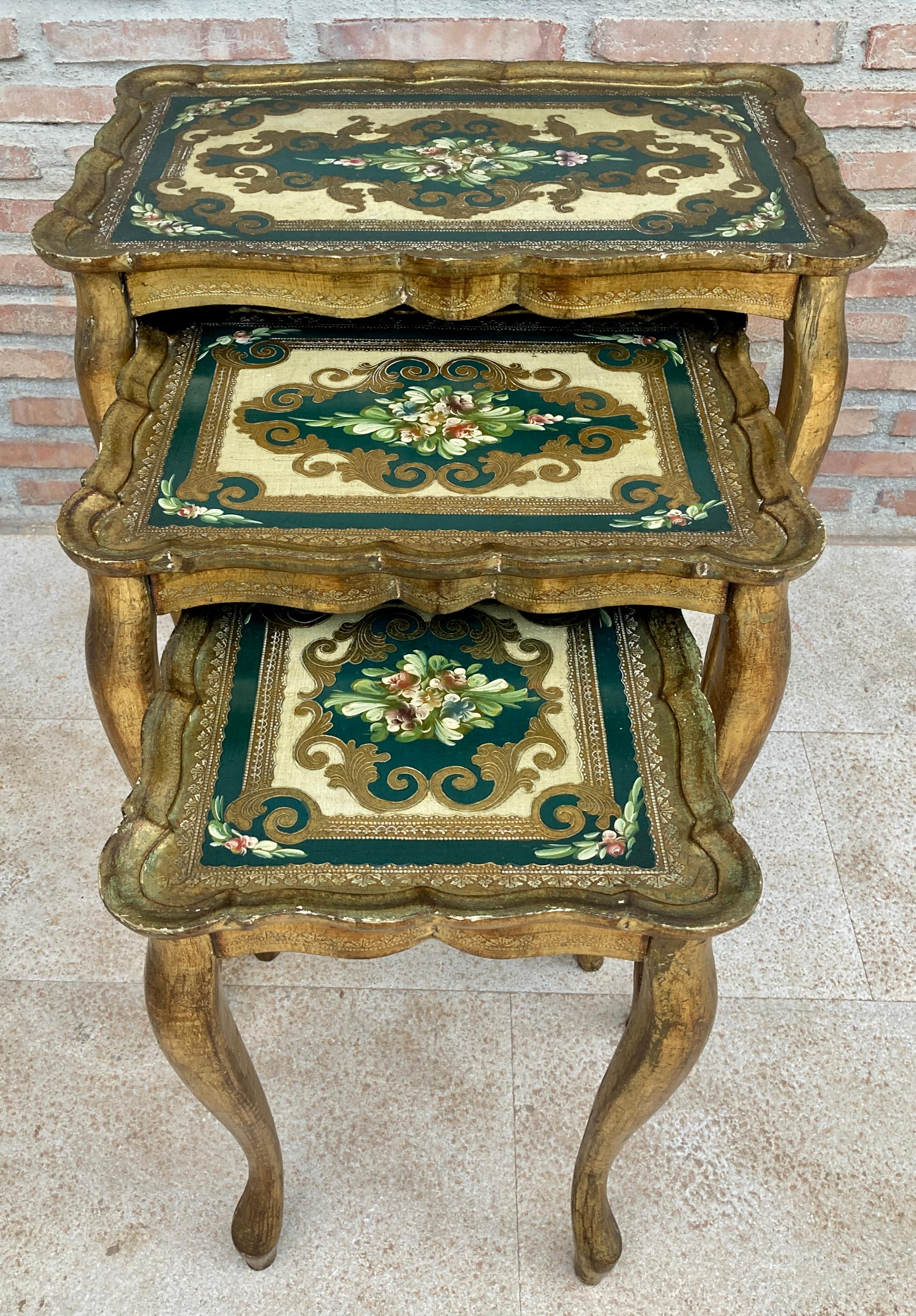 Italian Florentine Neoclassical Nesting Tables in Giltwood, 1960s, Set of 3 In Good Condition For Sale In Miami, FL