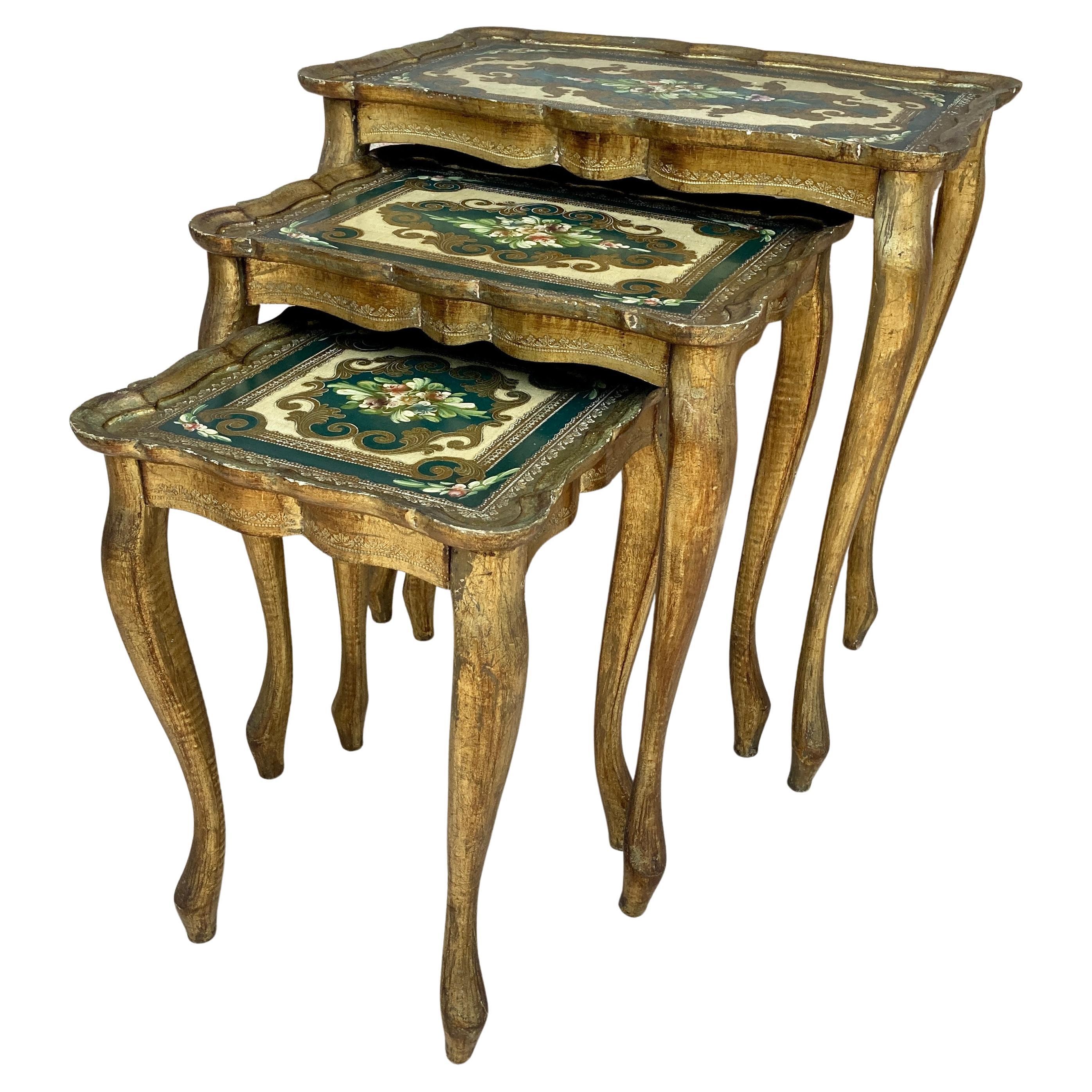 Italienische Florentine Neoklassische Nisttische aus Giltwood, 1960er Jahre, Satz von 3 im Angebot