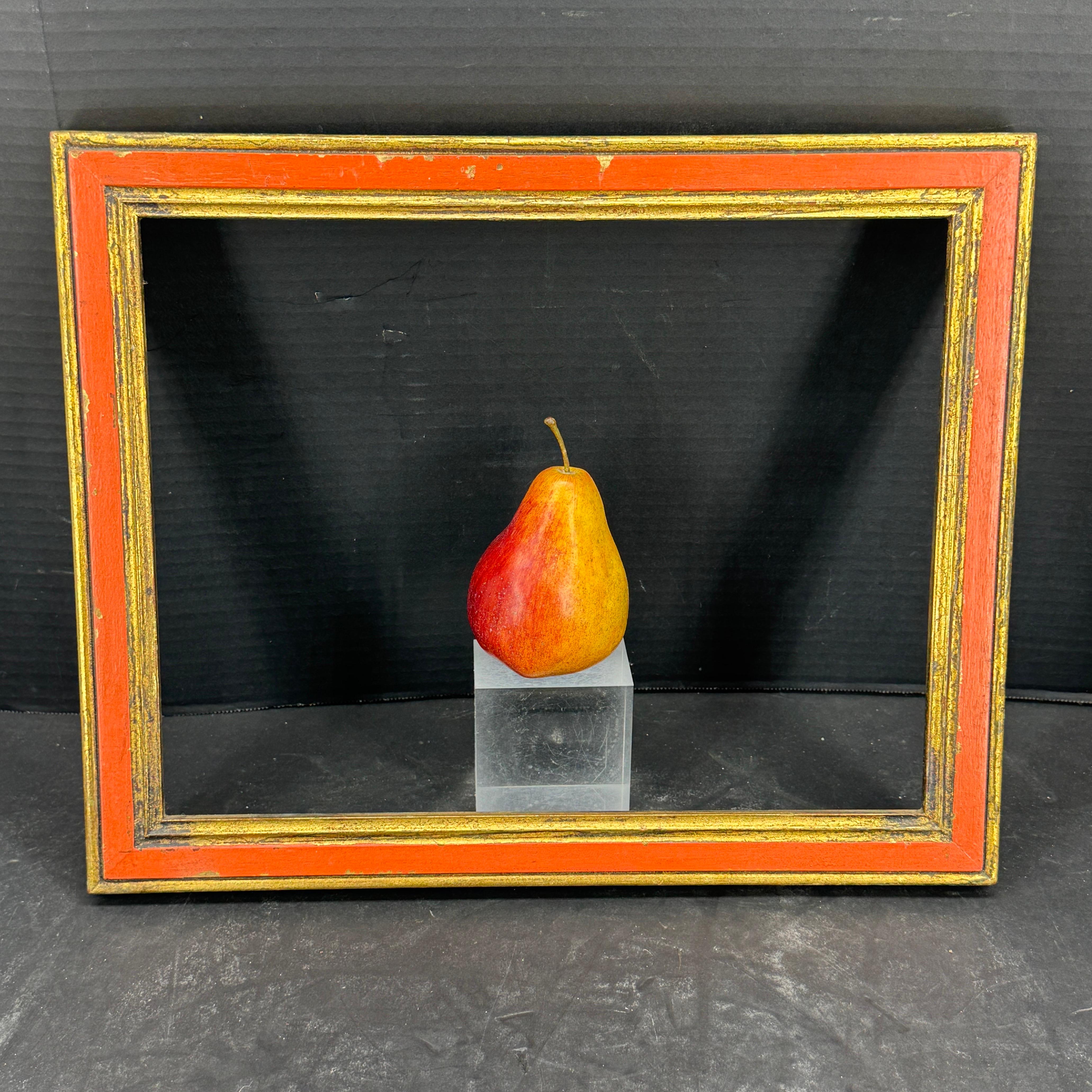 Florentine Orange und vergoldeter Rahmen aus der Jahrhundertmitte, Italien. Dieser robuste und schöne Rahmen ist bereit für ein Bild und fängt mit Sicherheit die europäische Atmosphäre ein. Sie können eine Galeriewand ergänzen oder natürlich auch