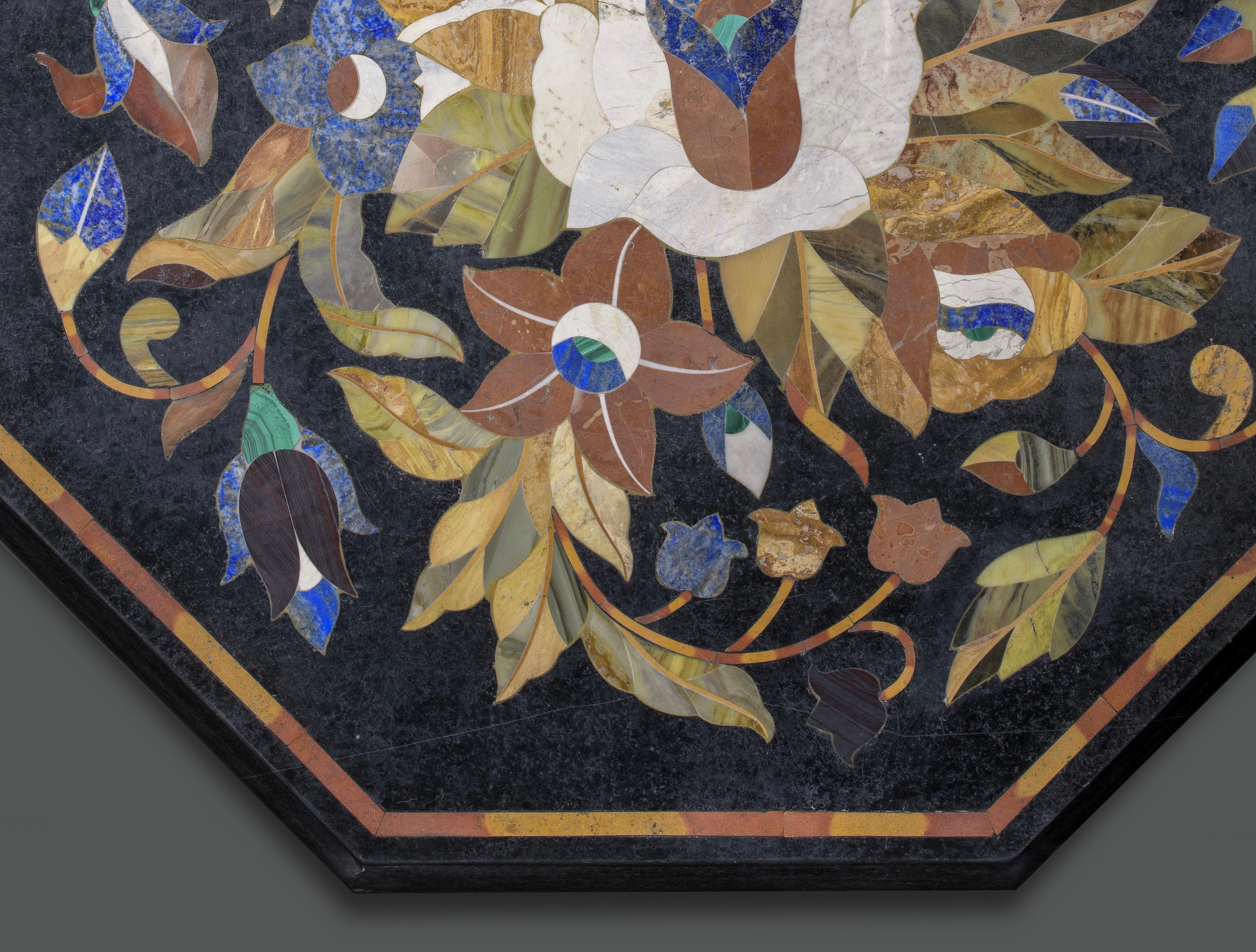 Piano da tavolo in marmo con intarsio in pietra dura Florentine 

Classico italiano Florentine raro e spettacolare marmo intarsiato in pietra dura con piano di forma ottagonale  decorata da decorazioni floreali e da una cornice geometrica. 
Intarsio