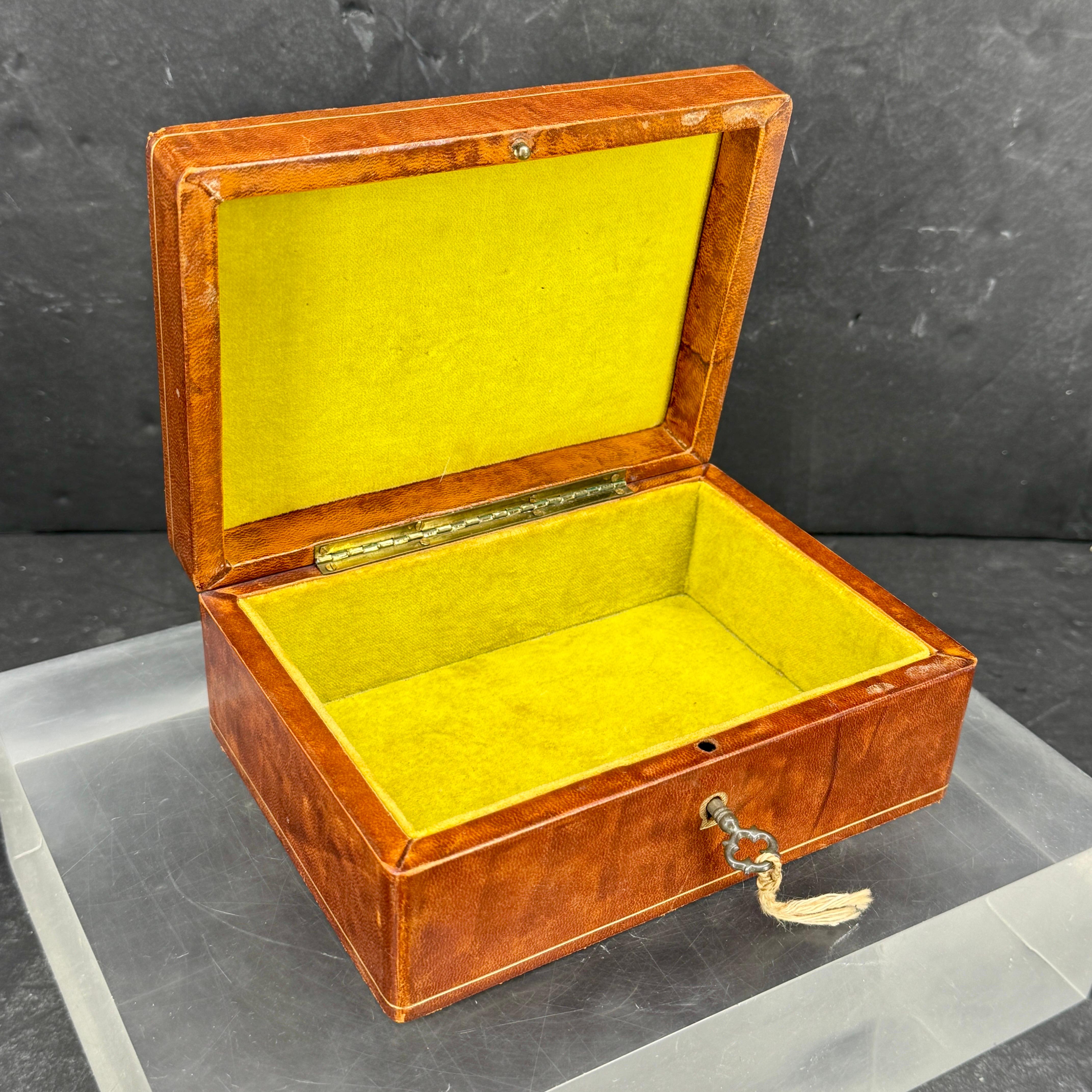Italian Florentine Rectangular Gold Embossed Leather Box with Lock and Key For Sale 4