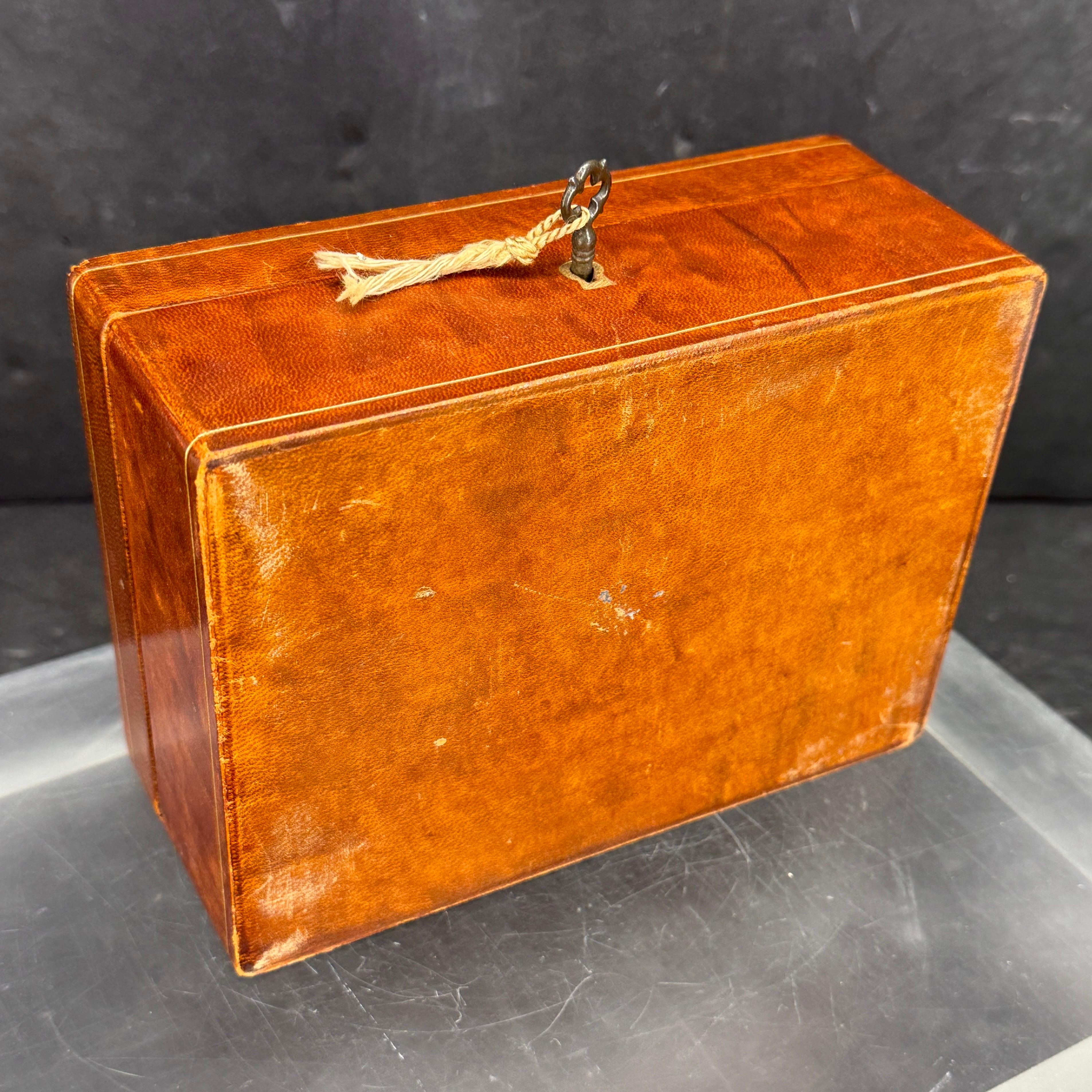 Italian Florentine Rectangular Gold Embossed Leather Box with Lock and Key For Sale 1