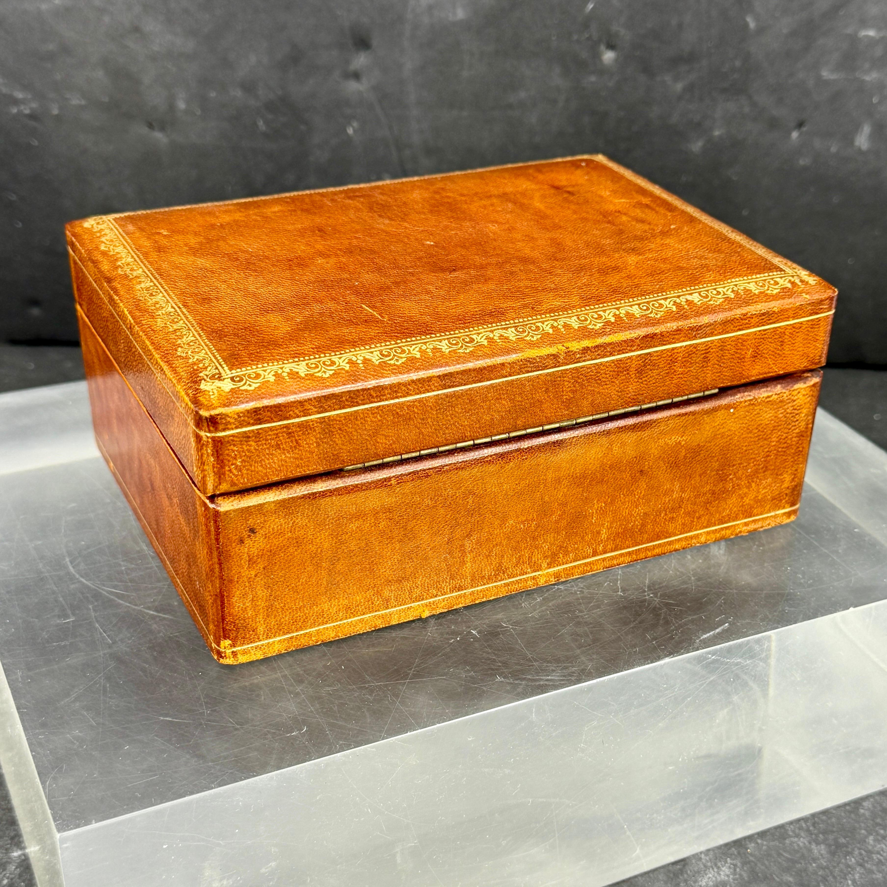 Italian Florentine Rectangular Gold Embossed Leather Box with Lock and Key For Sale 3