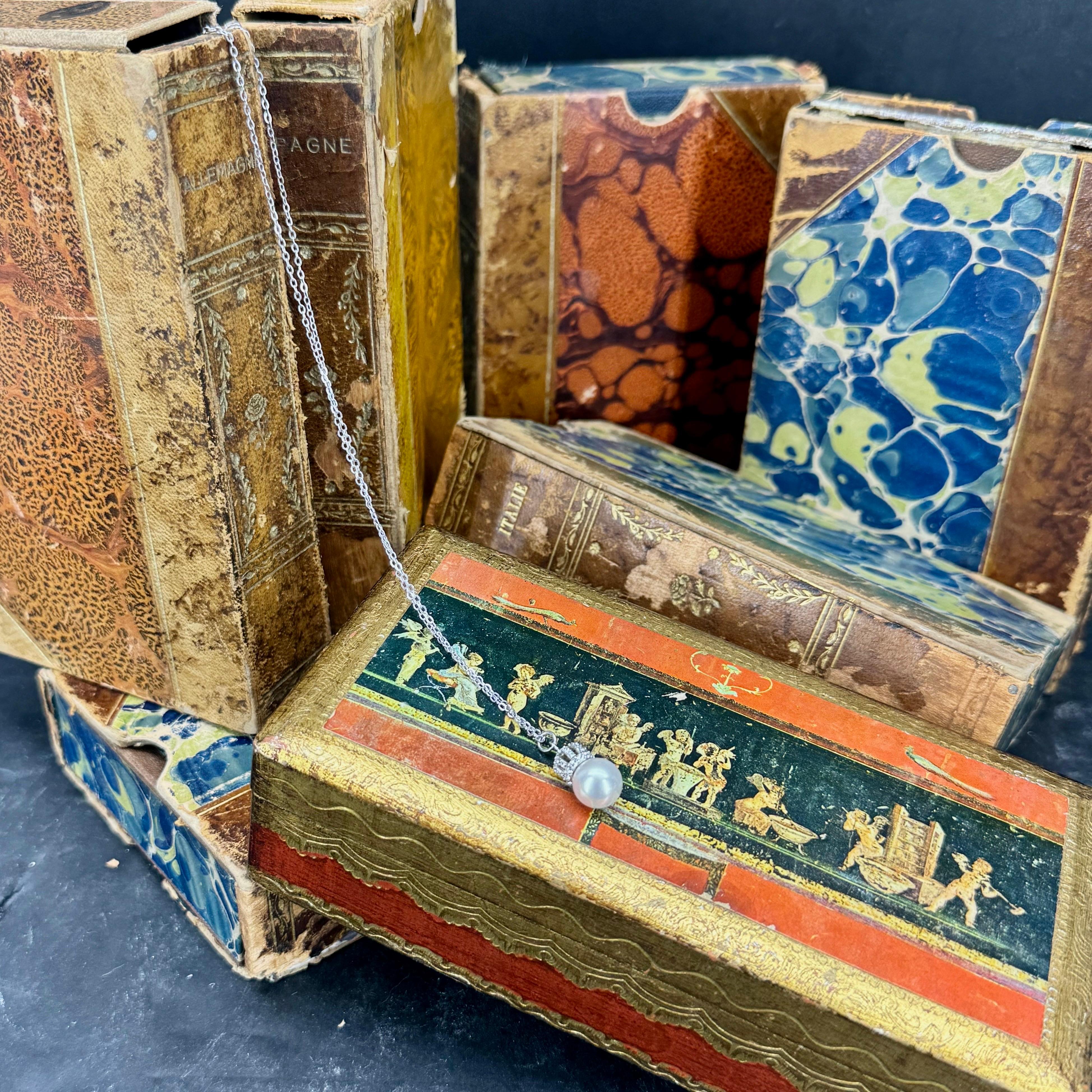 Charming Italian Mid-Century Florentine hand crafted box with classical scenes. This gilt-wood box  with red, gold and black detailing can be used to store your favorite pieces of jewelry as well a stand alone piece on a coffee table as decoration.