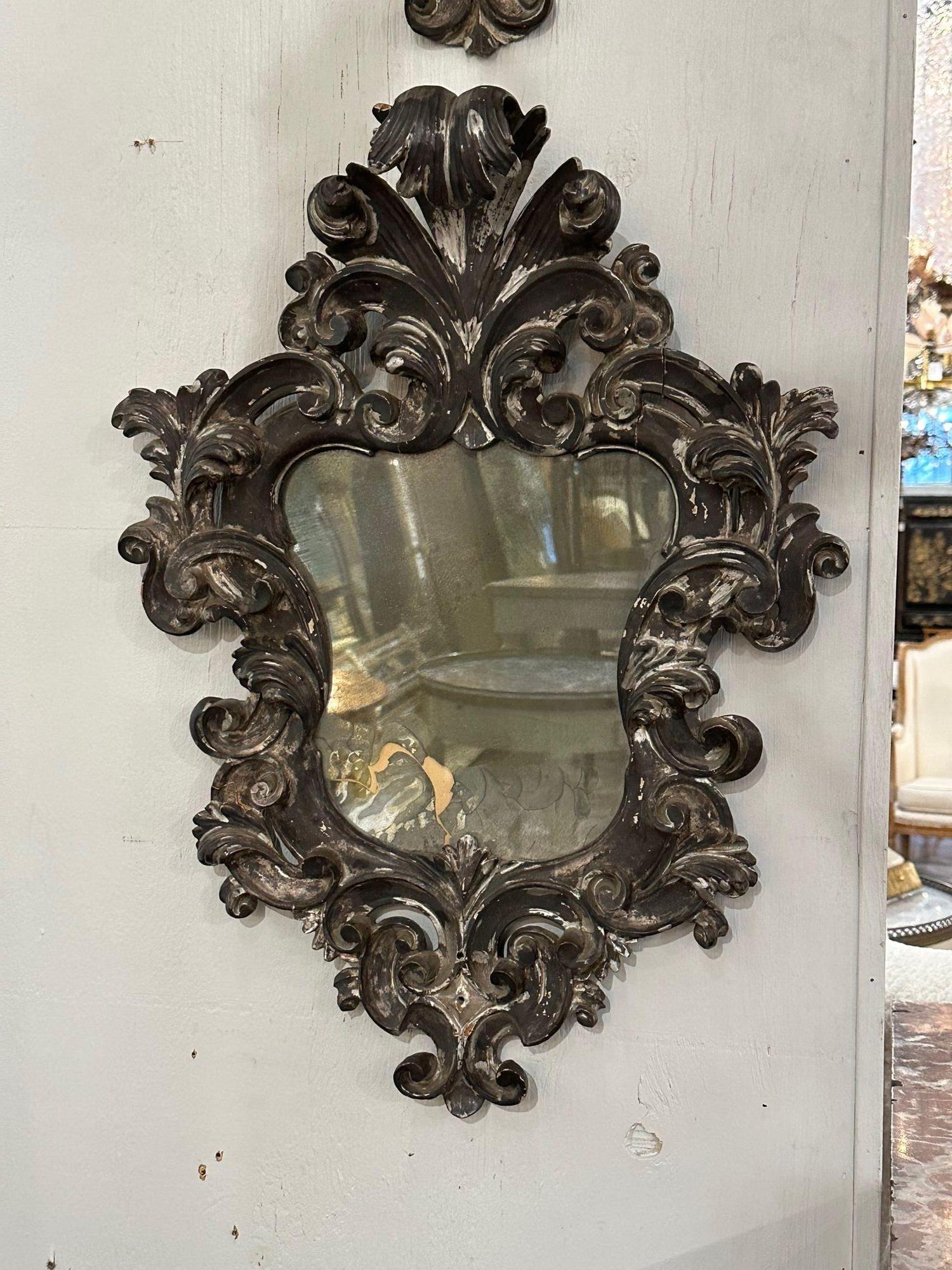 Specchio a foglia in legno intagliato del XVIII secolo, Florentine. 1780 circa. Perfetto per gli attuali design di transizione!