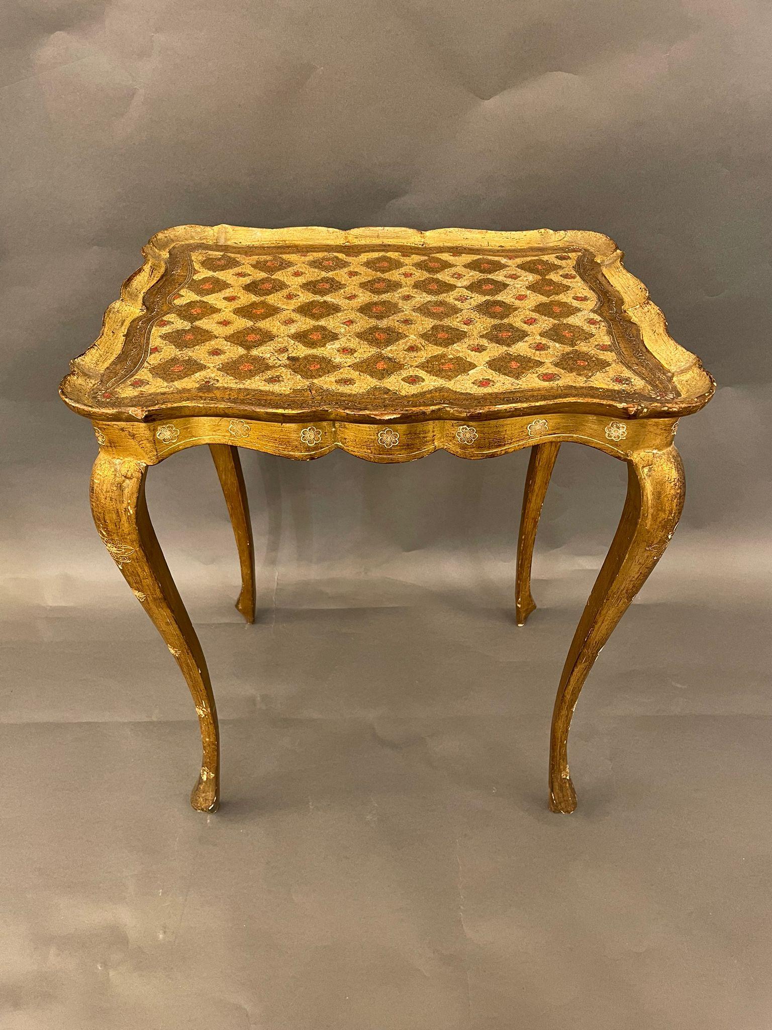 Petite table d'appoint italienne florentine très décorative du milieu du siècle dernier en bois doré, dans le style de la Régence d'Hollywood, vers les années 1940.