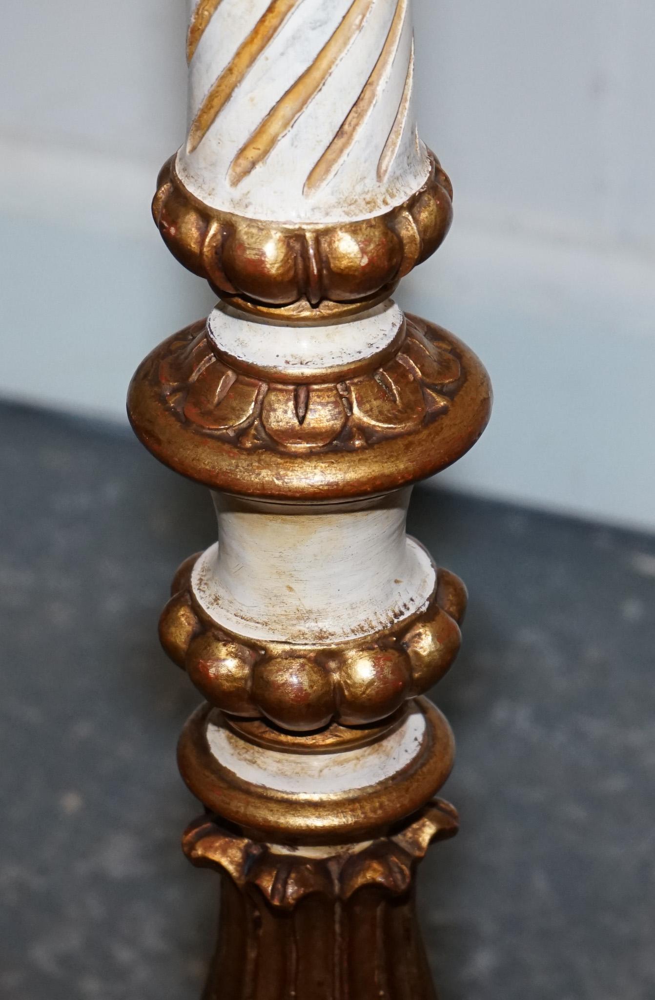 LÁMPARA DE PISO DE ESTILO FLORENTINO ITALIANO TALLADA Y PINTADA A MANO EN BLANCO Y GiLT Británico en venta