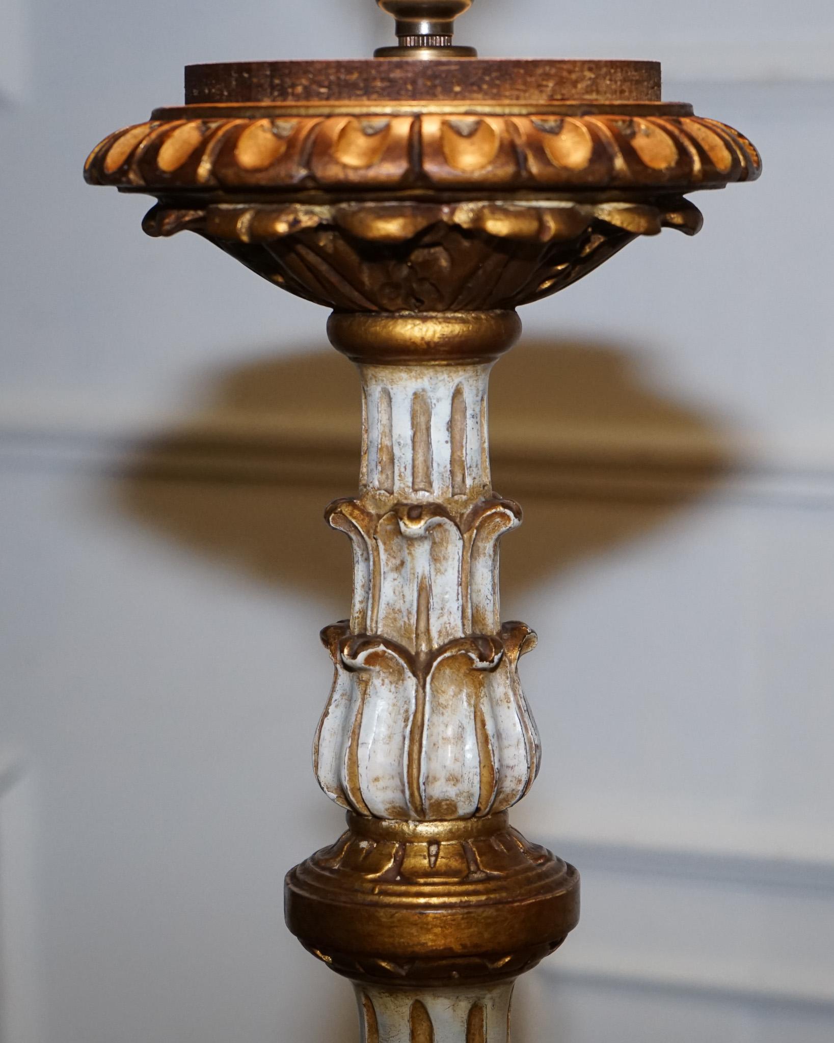LÁMPARA DE PISO DE ESTILO FLORENTINO ITALIANO TALLADA Y PINTADA A MANO EN BLANCO Y GiLT Hecho a mano en venta