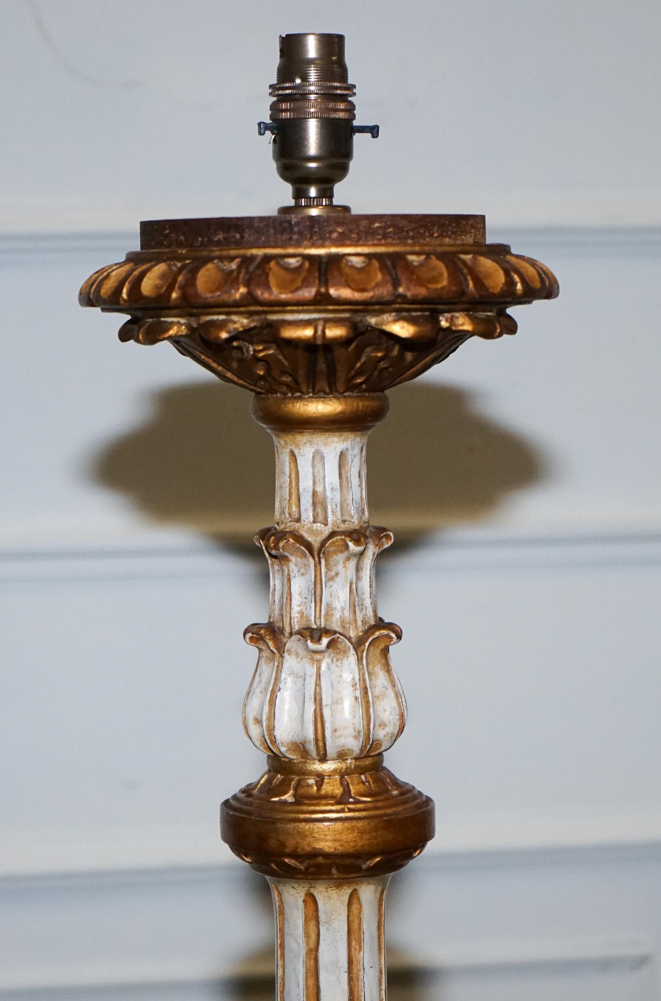 LÁMPARA DE PISO DE ESTILO FLORENTINO ITALIANO TALLADA Y PINTADA A MANO EN BLANCO Y GiLT siglo XX en venta