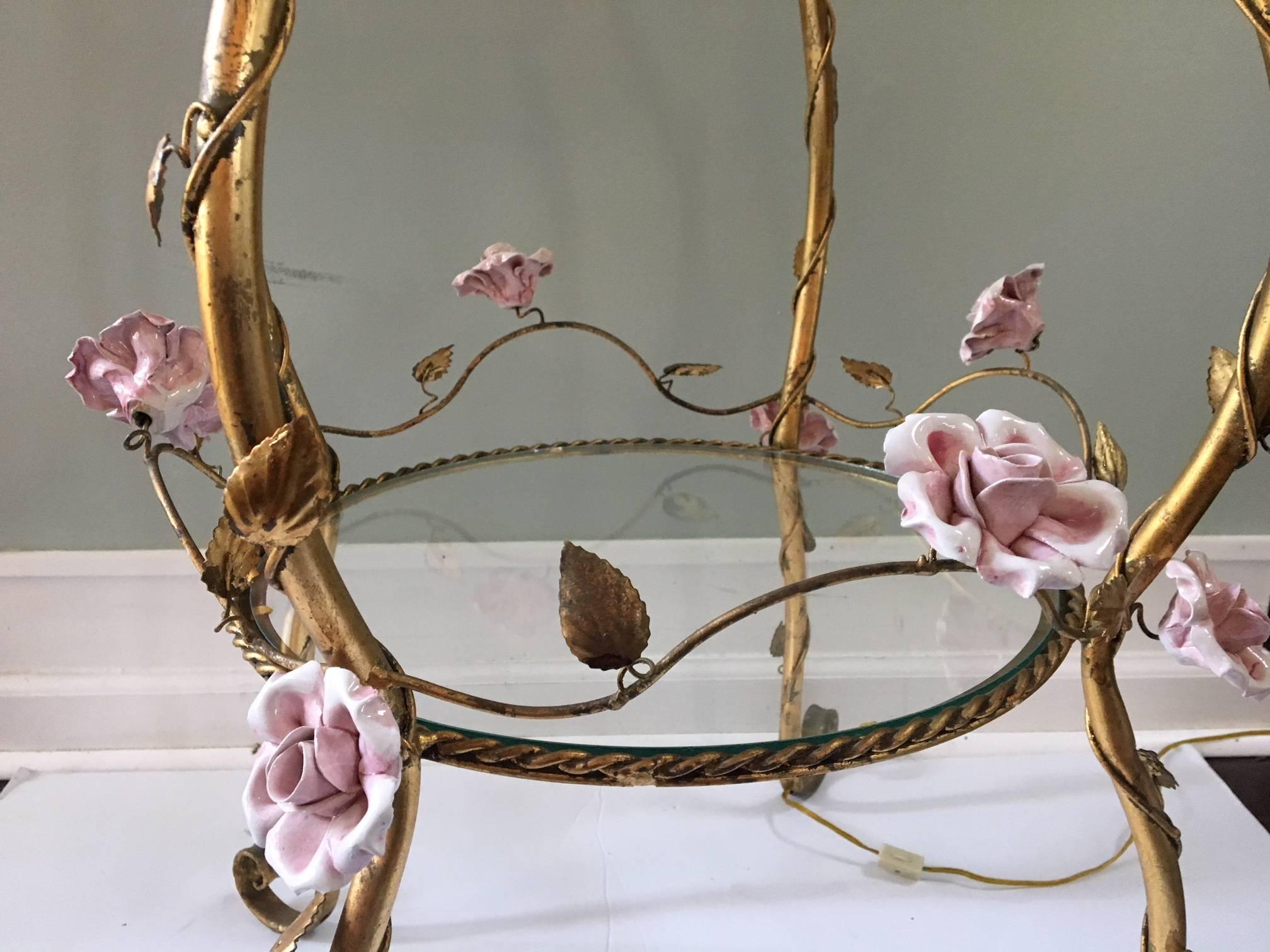 Italian Florentine Tole Gold Gilt Étagère with Porcelain Roses In Excellent Condition In Jacksonville, FL