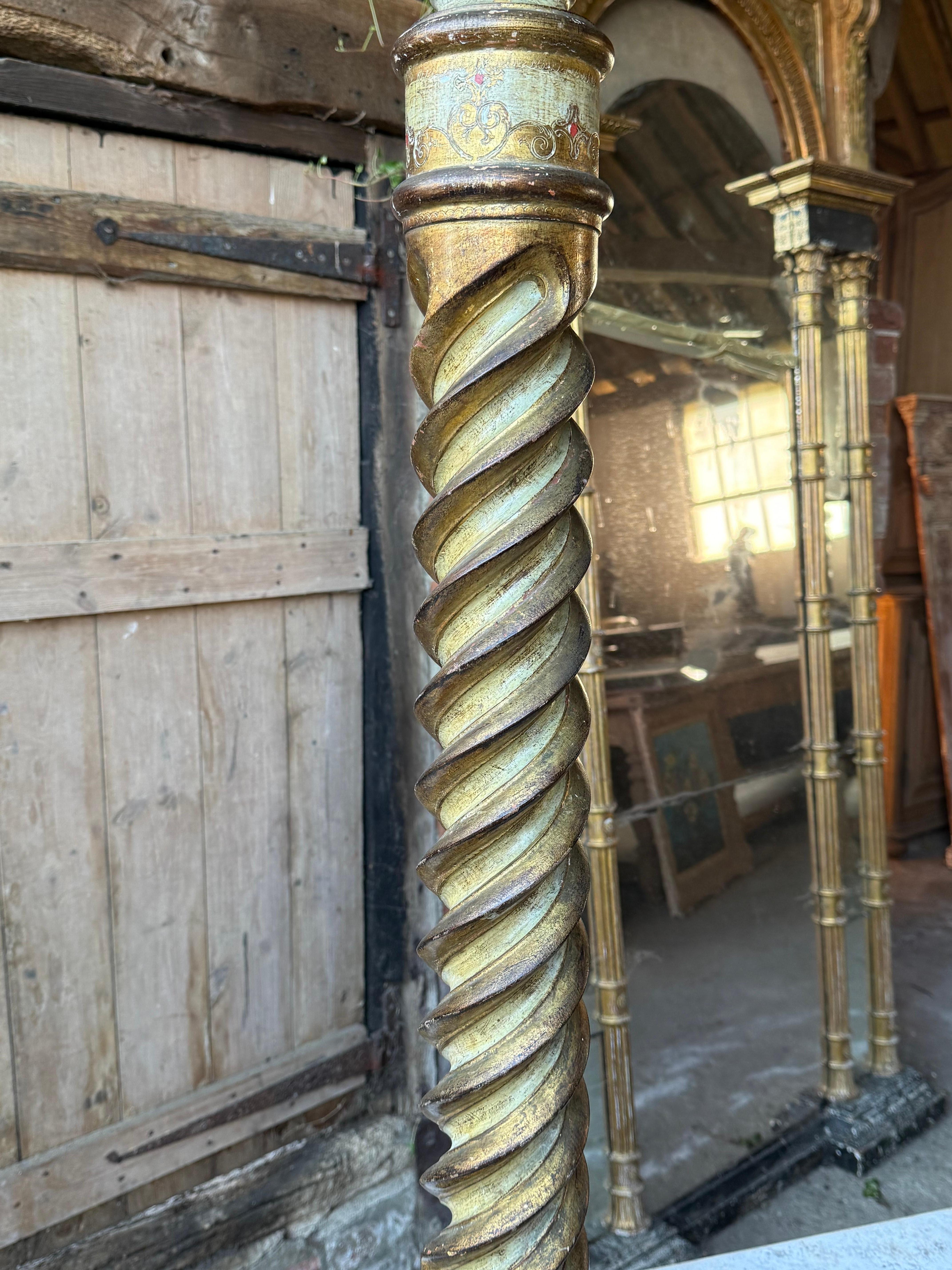 Fatto a mano Supporto per torchere in legno Florentine in vendita