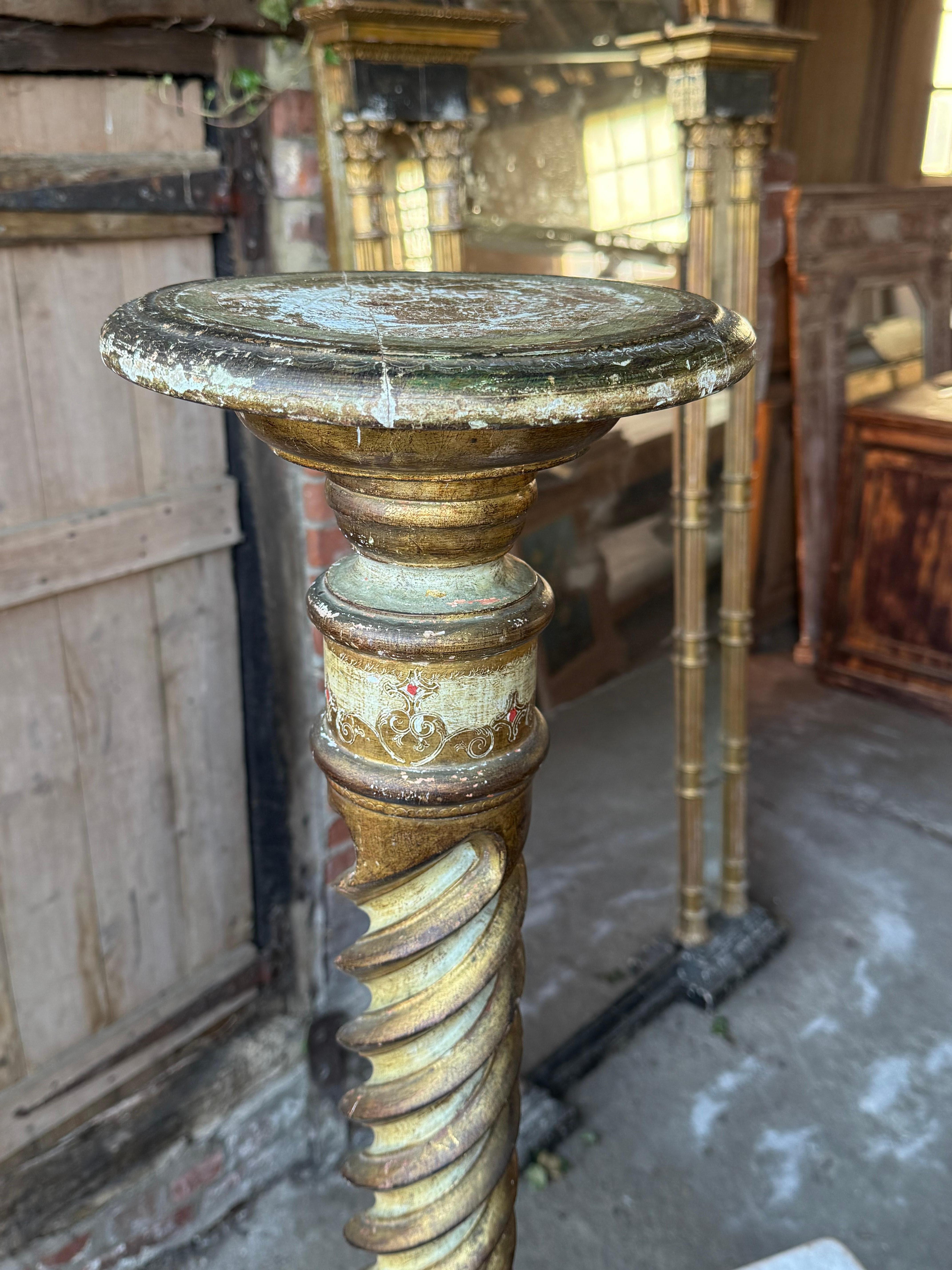 Supporto per torchere in legno Florentine In condizioni deteriorate in vendita a Ongar, GB