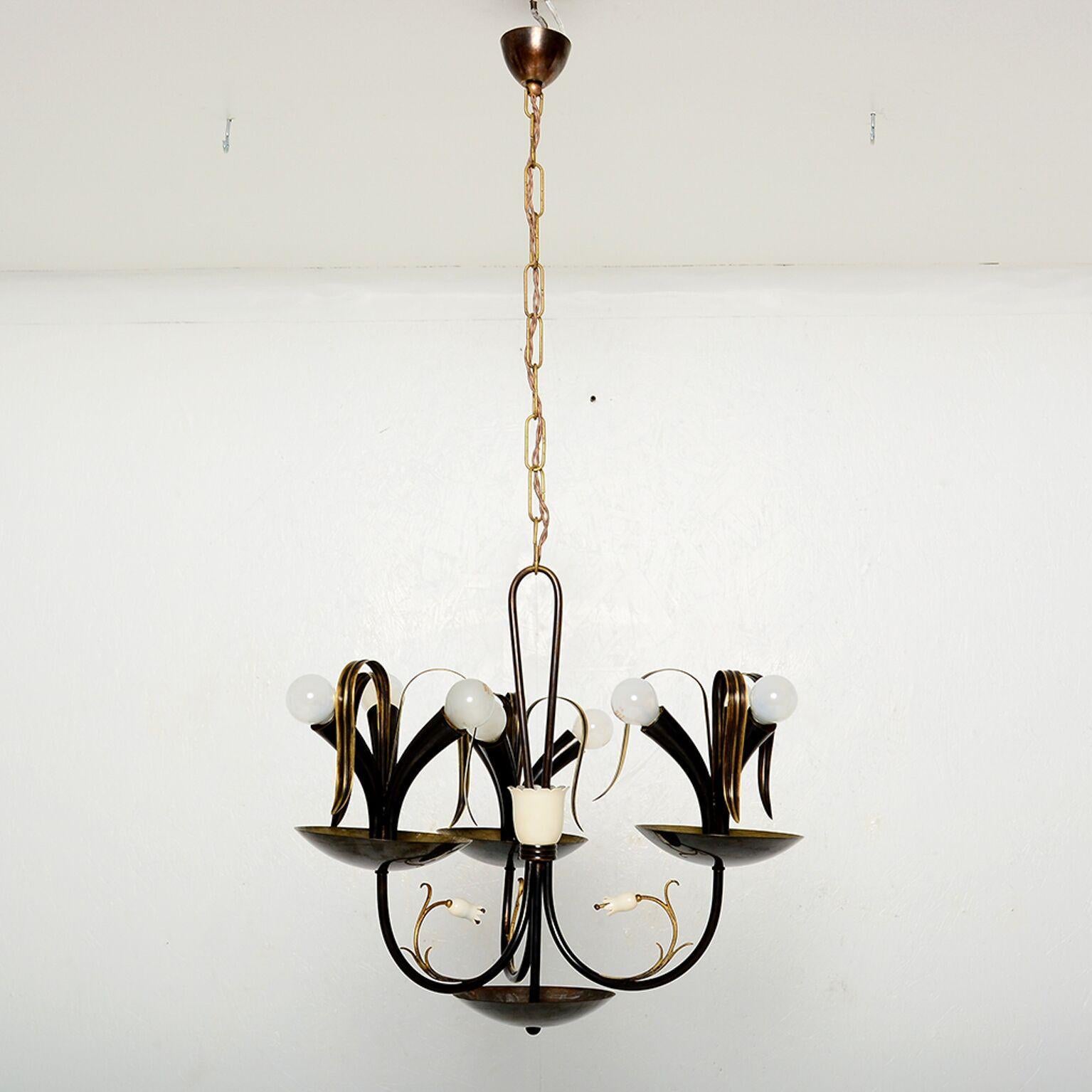 For your consideration a vintage Italian chandelier. Patinated brass looks like a flower arrangement. Beautiful design from Gio Ponti era.

Requires nine (9) E-14 bulbs (25 to 40 watts). The chandelier has been rewired and it is fully restored. No
