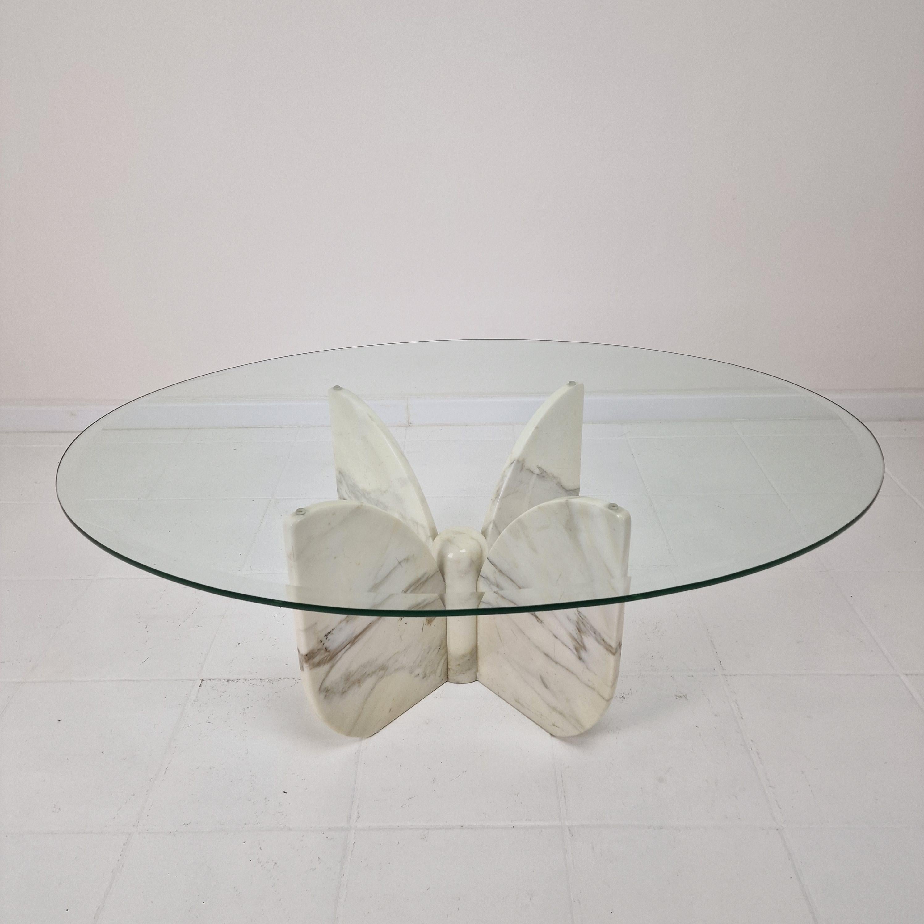 Italienischer Couchtisch „Flower“ aus Marmor mit ovaler Platte im Facet-Schliff, 1970er Jahre im Angebot 4
