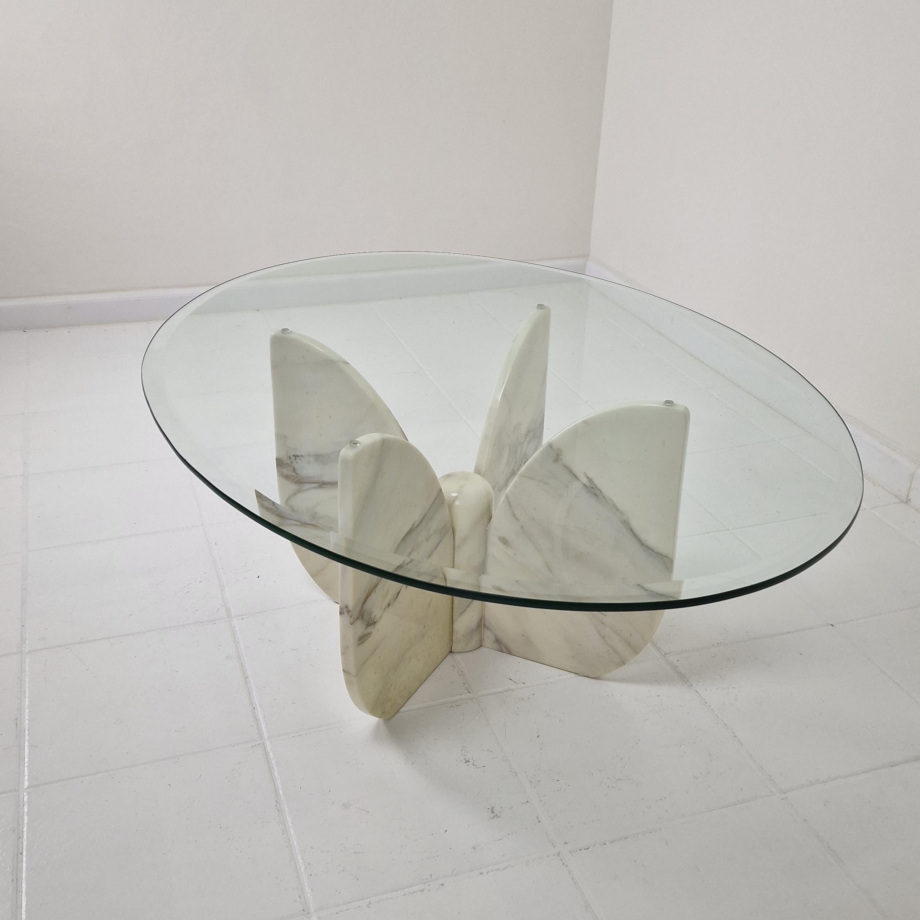 Italienischer Couchtisch „Flower“ aus Marmor mit ovaler Platte im Facet-Schliff, 1970er Jahre im Angebot 6