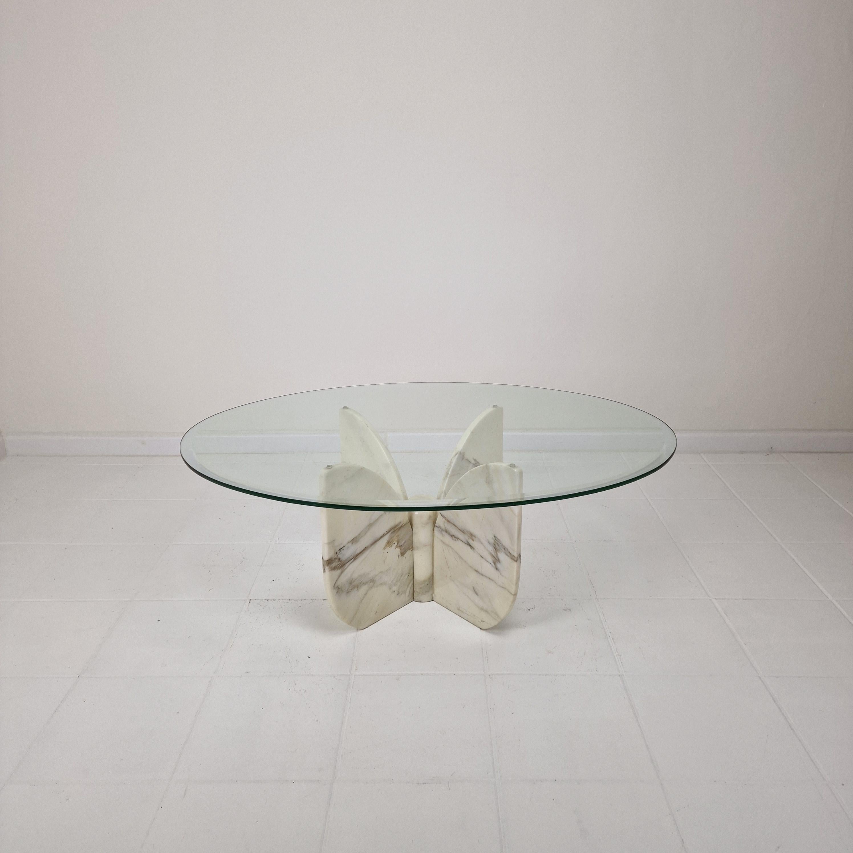 Wunderschöner Couchtisch aus Marmor in Form einer Blume.
Es wurde in den 1970er Jahren in Italien hergestellt.
Wir haben es in einem wunderschönen Haus am See in Italien gefunden.

Die Basis sieht aus wie eine Blume.

Sie ist aus schönem Marmor